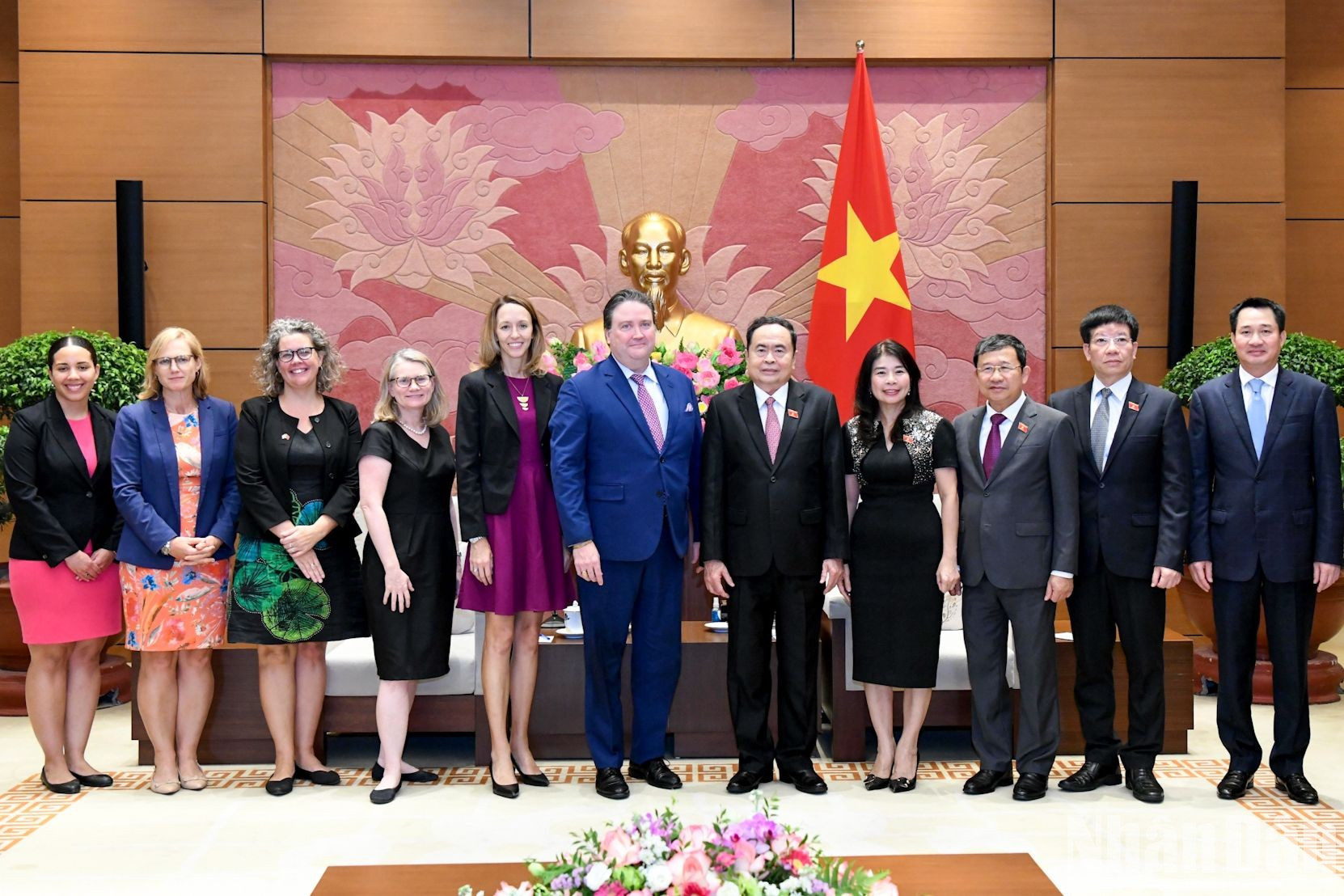 Thanh Man y Marc Knapper se toman una fotos de recuerdo con los delegados de ambos países. Thanh Man y Marc Knapper se toman una fotos de recuerdo con los delegados de ambos países.