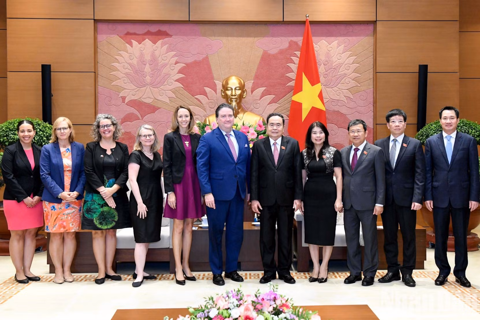 Thanh Man y Marc Knapper se toman una fotos de recuerdo con los delegados de ambos países.