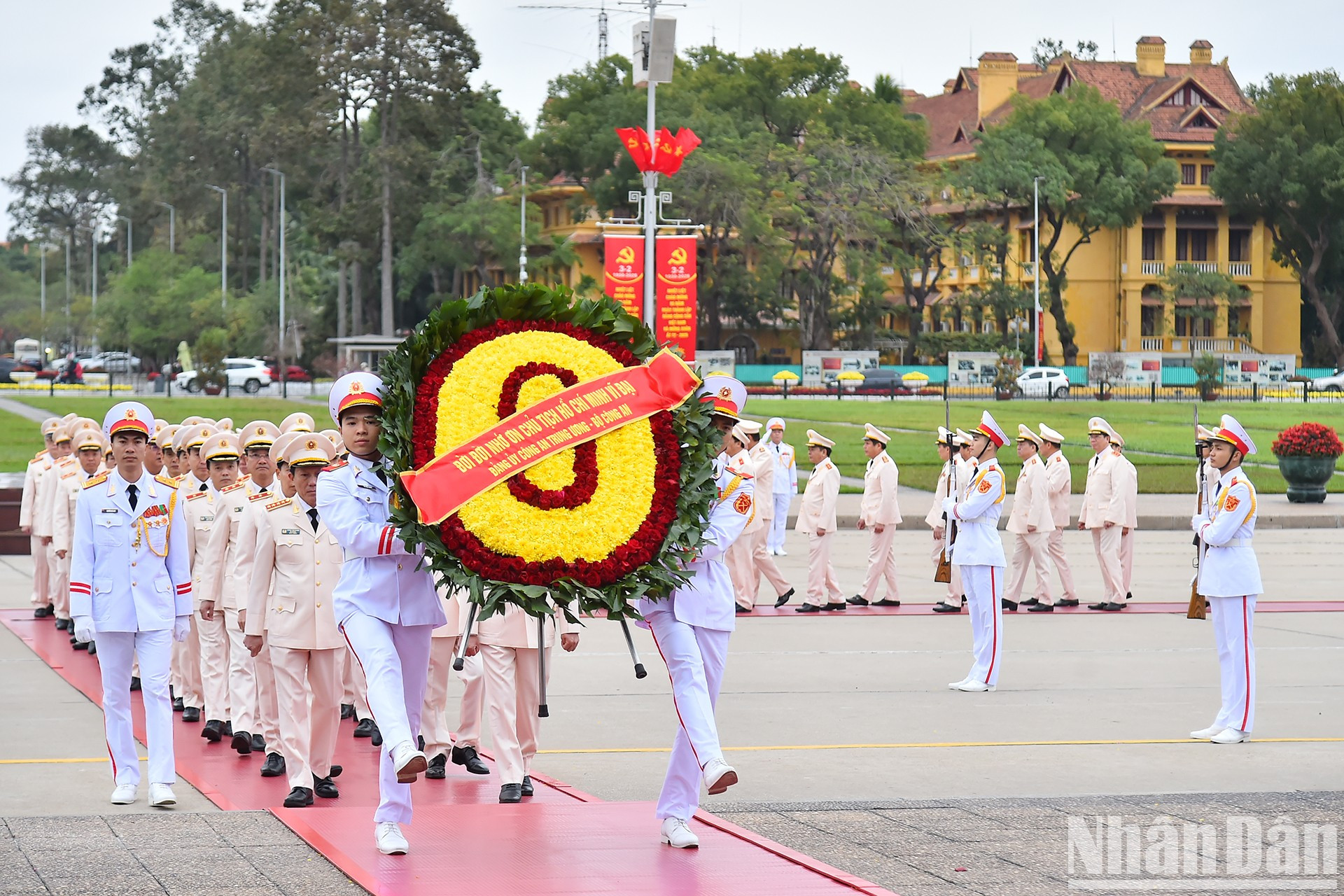 La delegación del Comité del Partido de Seguridad Pública visita el mausoleo del presidente Ho Chi Minh.
