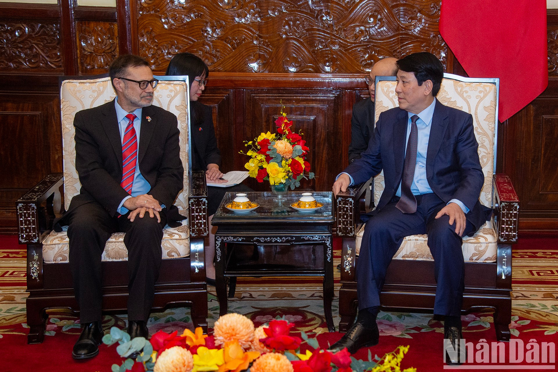 El presidente de Vietnam, Luong Cuong, recibe al embajador de Australia, Andrew Goledzinowski.