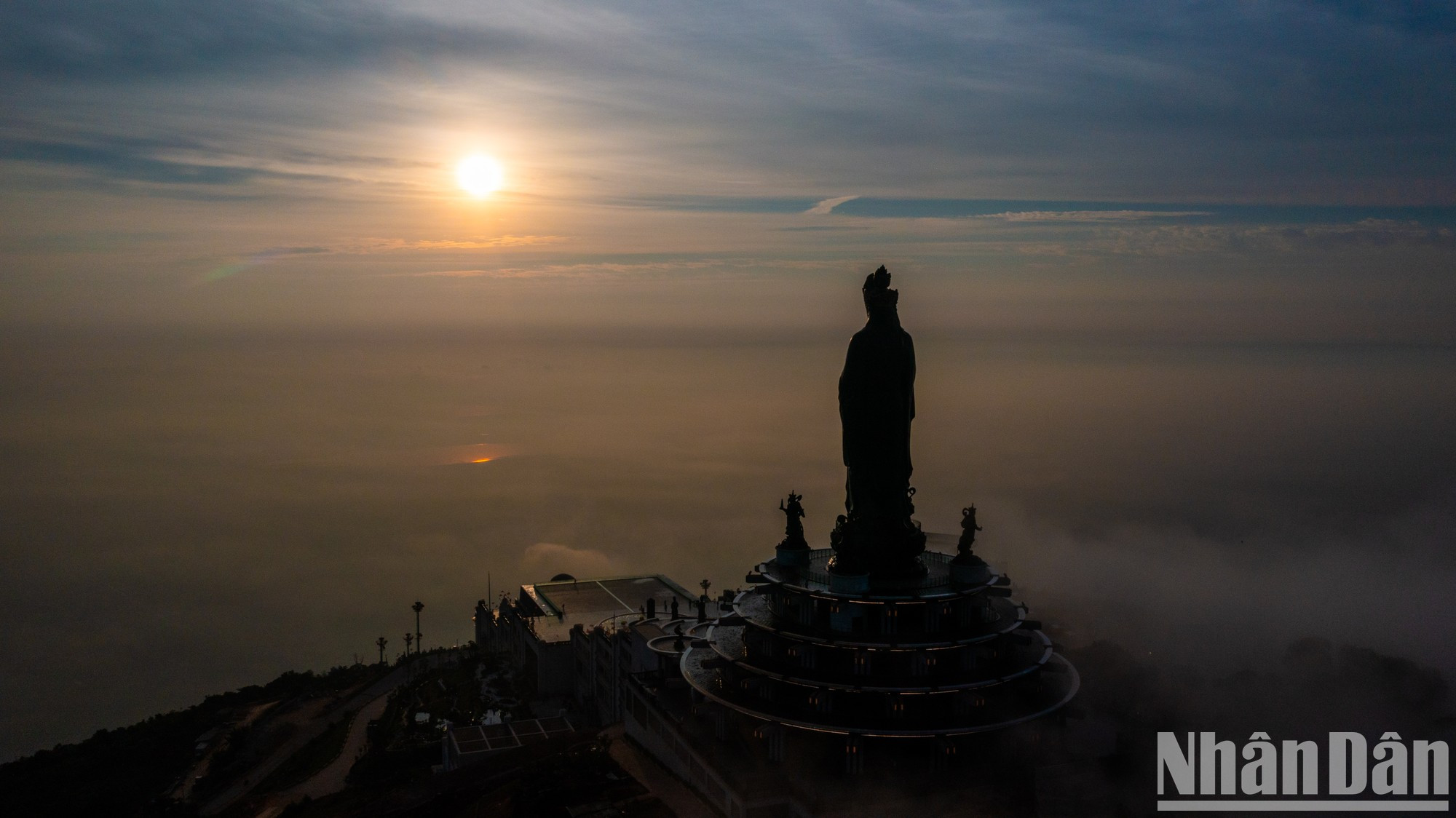 Quienes visitan la montaña Ba Den temprano en la mañana tendrán oportunidad de admirar el hermoso amanecer en el techo de la región.