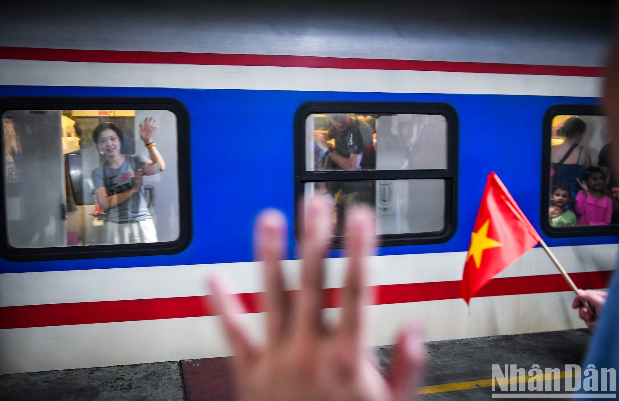 Bellas imágenes en la estación de tren de Hanói la noche del 30 de agosto.