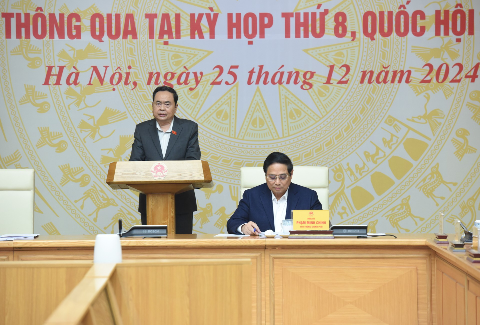 El presidente de la Asamblea Nacional, Tran Thanh Man, interviene en el acto. El presidente de la Asamblea Nacional, Tran Thanh Man, interviene en el acto.