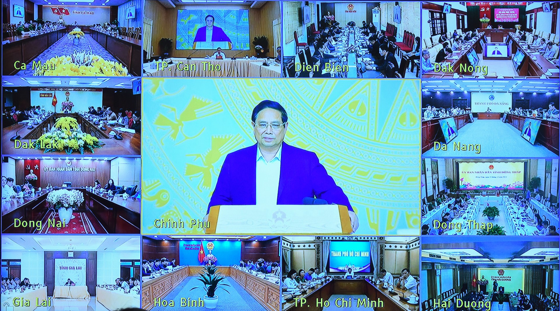 En la conferencia se lleva a cabo de forma presencial en Hanói y virtual en las 63 provincias y ciudades del país. En la conferencia se lleva a cabo de forma presencial en Hanói y virtual en las 63 provincias y ciudades del país.