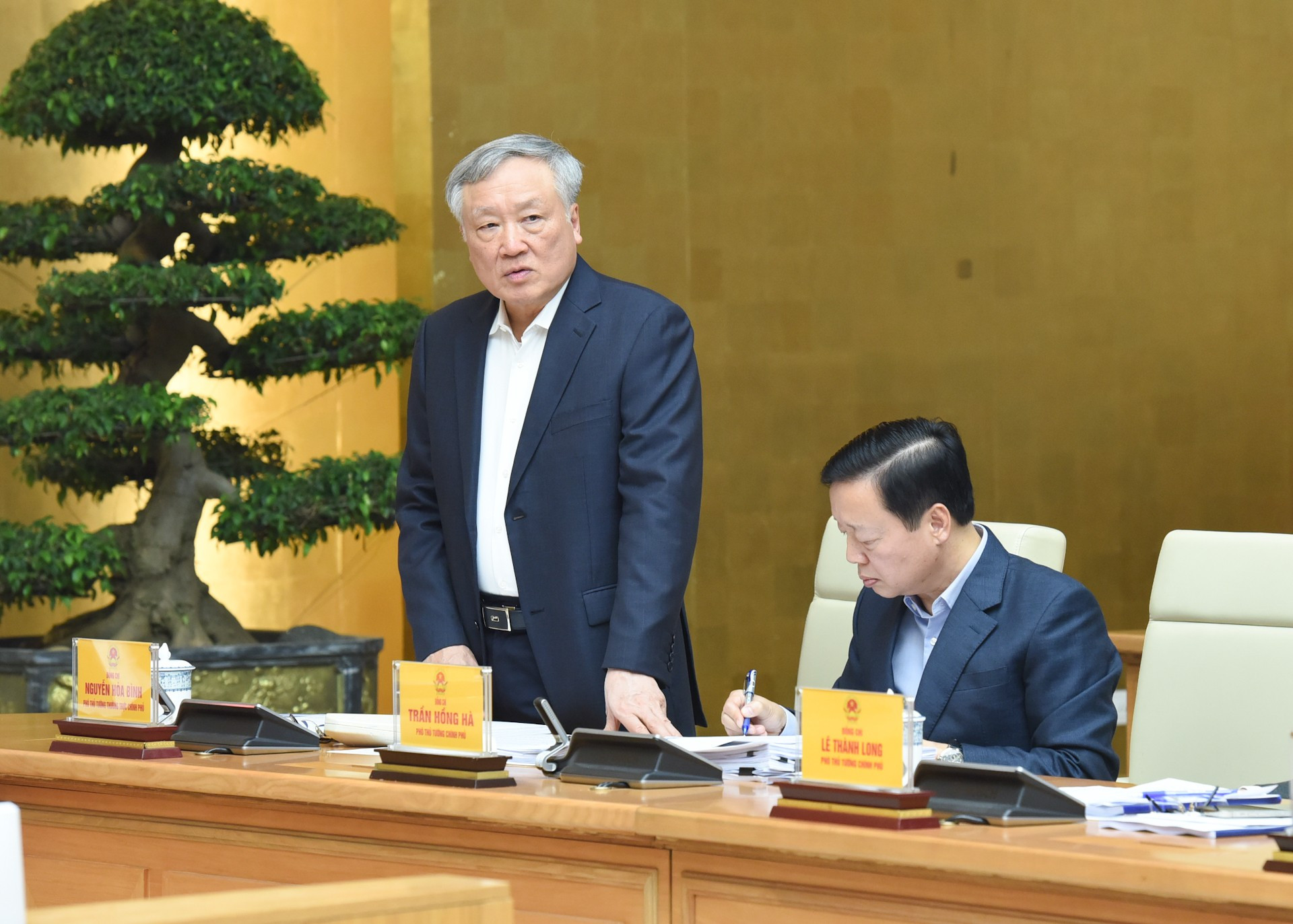 El viceprimer ministro permanente Nguyen Hoa Binh. El viceprimer ministro permanente Nguyen Hoa Binh.