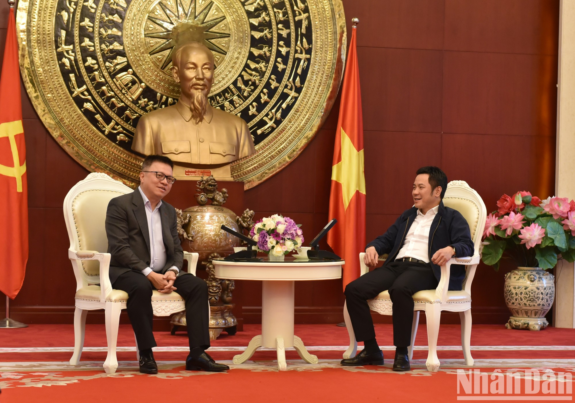 La delegación de Nhan Dan visita la embajada de Hanói en China y se reúne con funcionarios vietnamitas y corresponsales de medios de comunicación vietnamitas destinados en el gigante asiático.