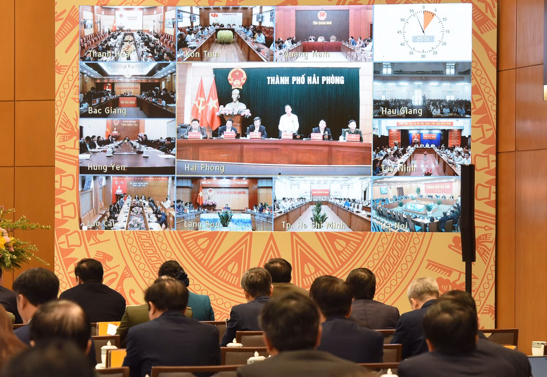 Un líder de la ciudad de Hai Phong habla en el evento.