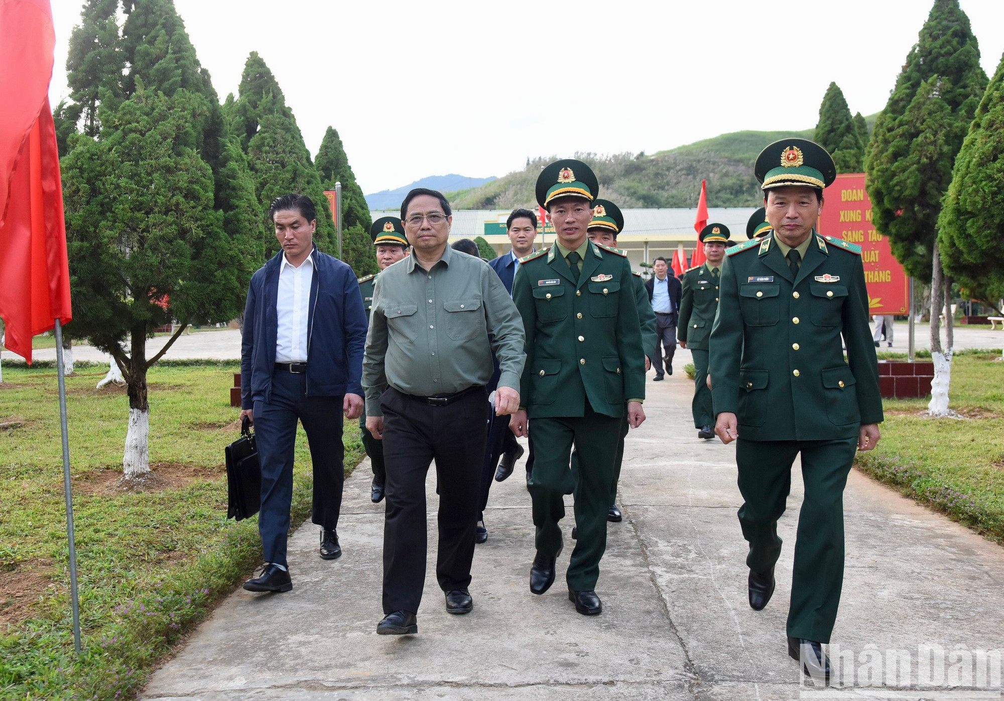 Minh Chinh visita a oficiales y soldados de la estación de guardia fronteriza de Huoi Luong. Minh Chinh visita a oficiales y soldados de la estación de guardia fronteriza de Huoi Luong.