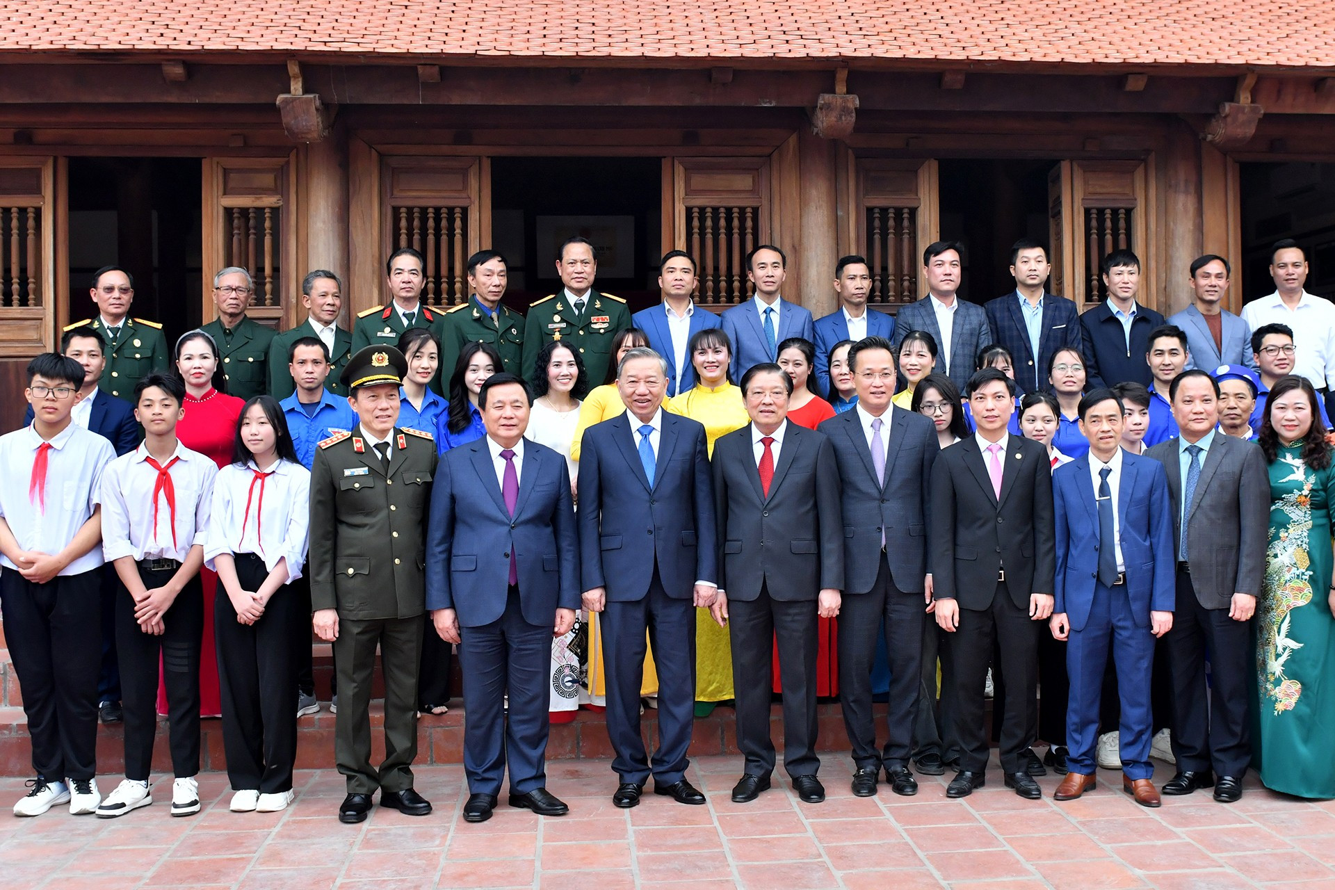 El secretario general del Partido Comunista de Vietnam, To Lam, la delegación de trabajo y los habitantes locales en la casa memorial de Hoang Thi Loan, madre del Presidente Ho Chi Minh.