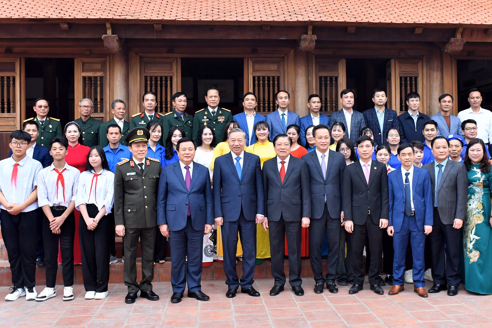 El secretario general del Partido Comunista de Vietnam, To Lam, la delegación de trabajo y los habitantes locales en la casa memorial de Hoang Thi Loan, madre del Presidente Ho Chi Minh.