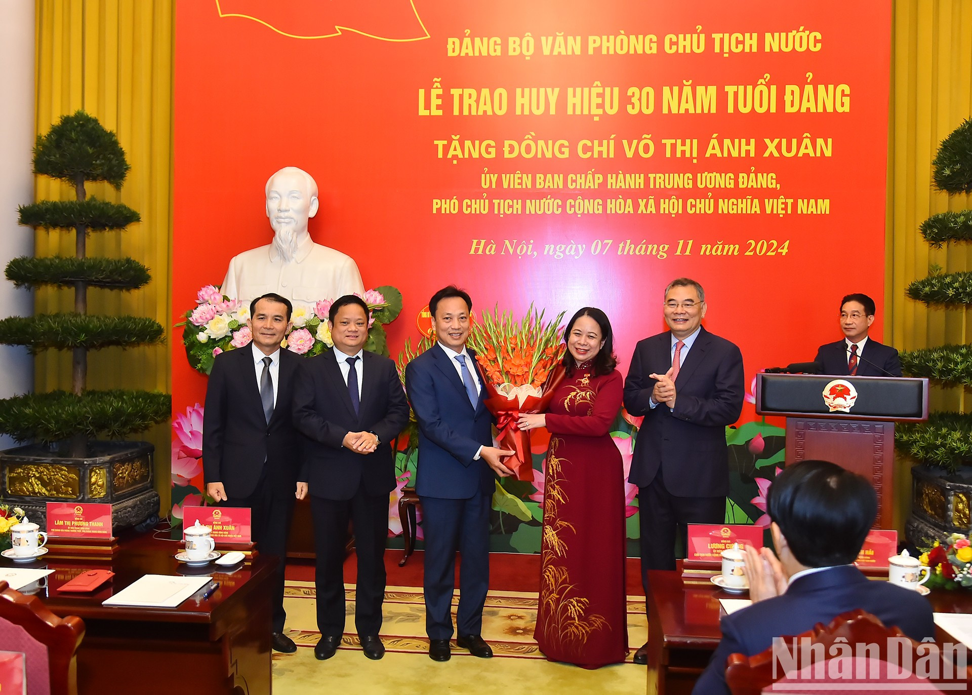 Los representantes de la Oficina del secretario general del PCV, el Gobierno, la Asamblea Nacional y el Comité del Partido en el Bloque de los Órganos Centrales entregan flores a Anh Xuan.