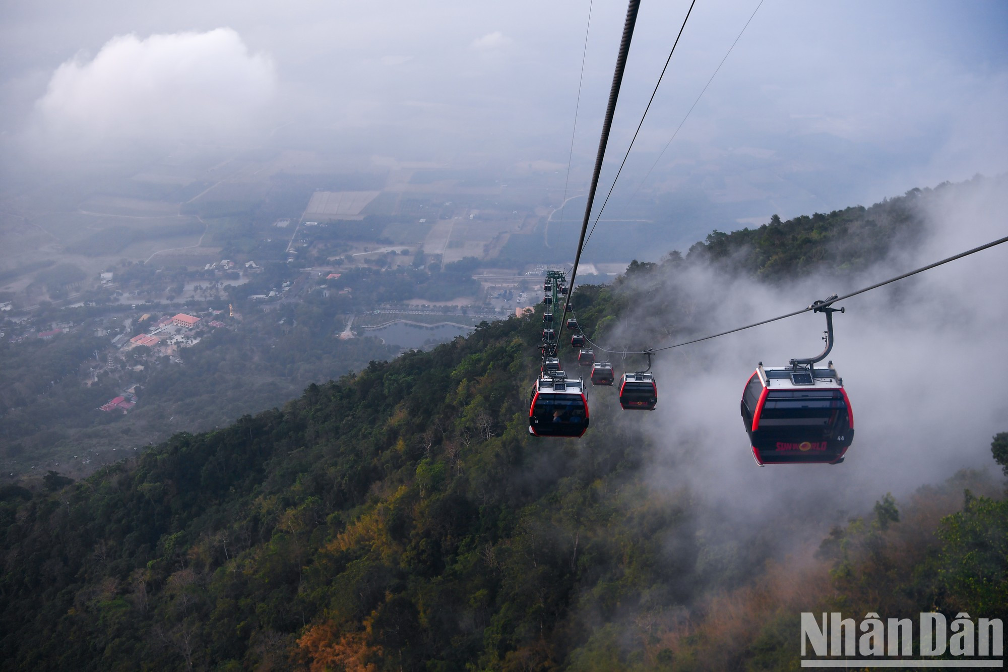 El moderno sistema de teleféricos facilita a los visitantes el acceso al Tejado Sur y al complejo de reliquias sagradas de la montaña Ba Den.