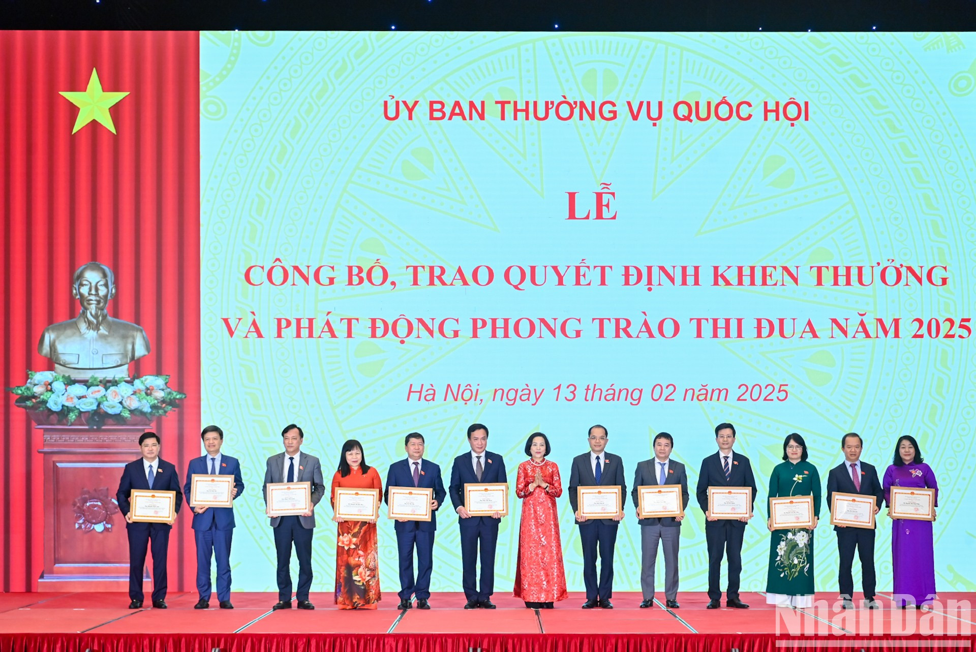 La vicepresidenta de la Asamblea Nacional vietnamita, Nguyen Thi Thanh, entrega certificados de mérito a individuos. La vicepresidenta de la Asamblea Nacional vietnamita, Nguyen Thi Thanh, entrega certificados de mérito a individuos.