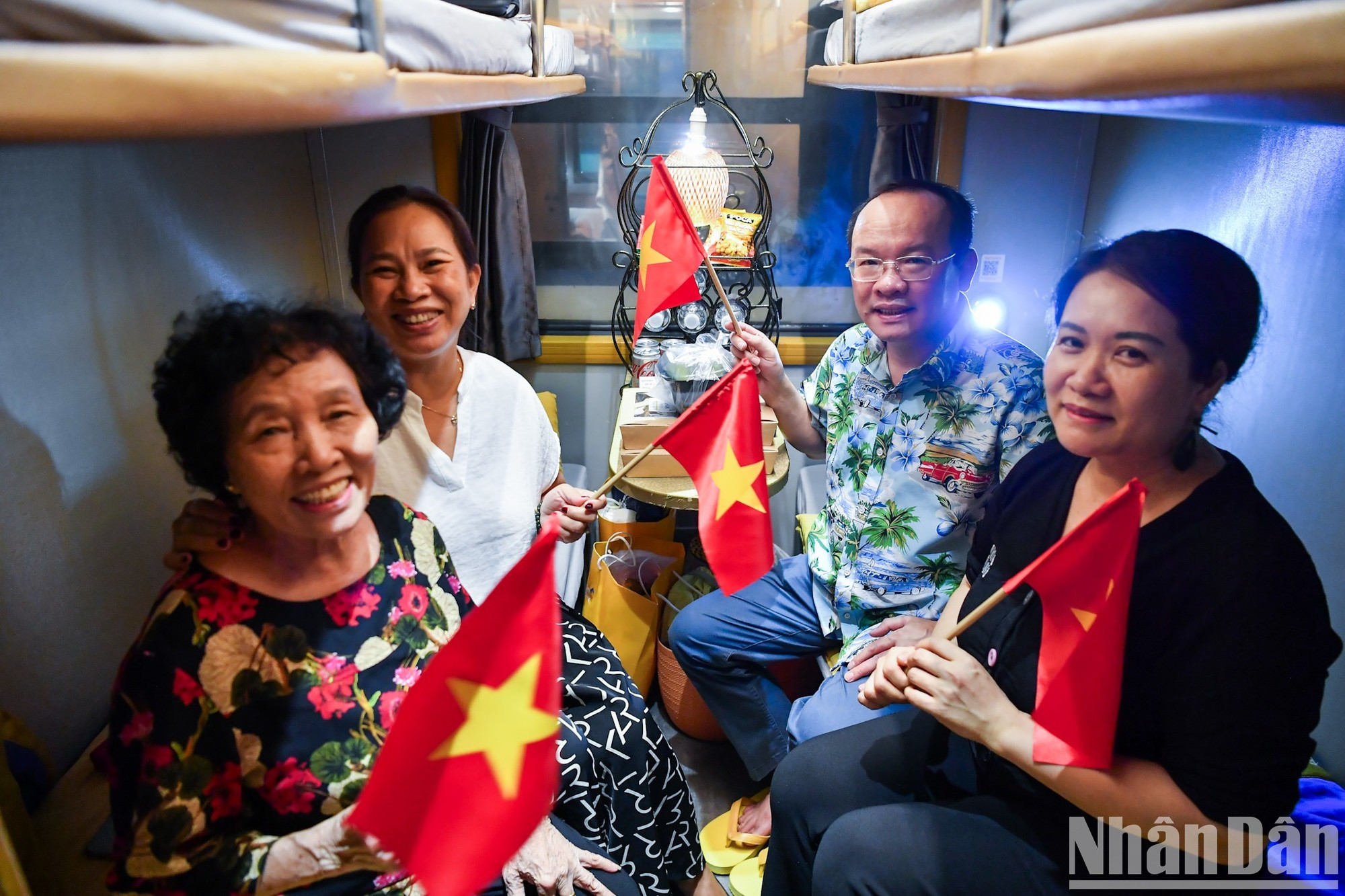 Alegría de los viajeros en los vagones del tren...