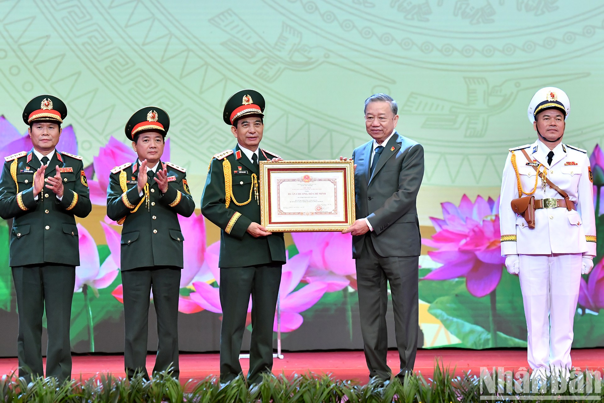 El secretario general del Partido Comunista de Vietnam, To Lam, entrega la Orden de Ho Chi Minh al Ejército Popular de Vietnam. El secretario general del Partido Comunista de Vietnam, To Lam, entrega la Orden de Ho Chi Minh al Ejército Popular de Vietnam.