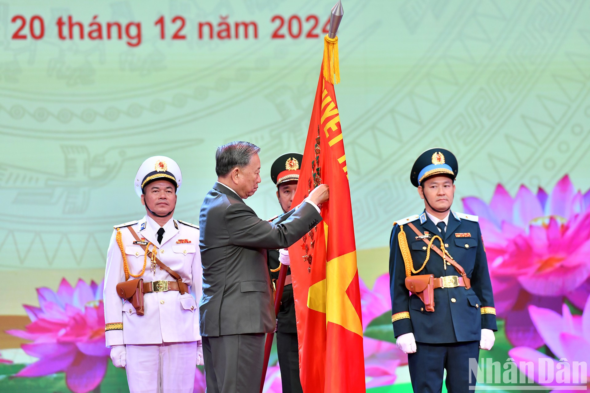 El secretario general del Partido Comunista de Vietnam, To Lam, coloca la Orden de Ho Chi Minh en la bandera militar. El secretario general del Partido Comunista de Vietnam, To Lam, coloca la Orden de Ho Chi Minh en la bandera militar.