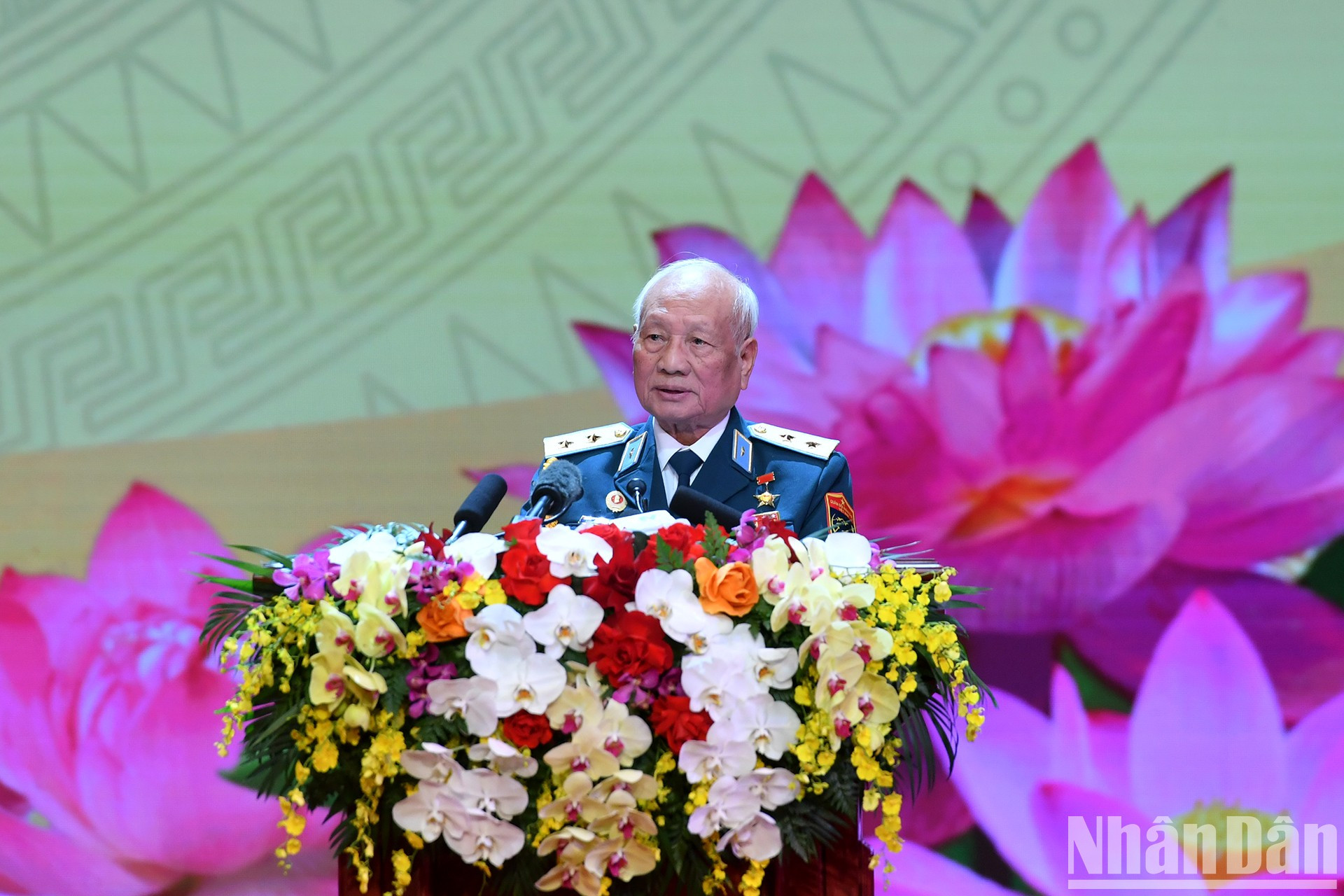 En representación de los veteranos vietnamitas, el teniente general Nguyen Van Phiet, héroe de las Fuerzas Armadas Populares, interviene en el evento. En representación de los veteranos vietnamitas, el teniente general Nguyen Van Phiet, héroe de las Fuerzas Armadas Populares, interviene en el evento.