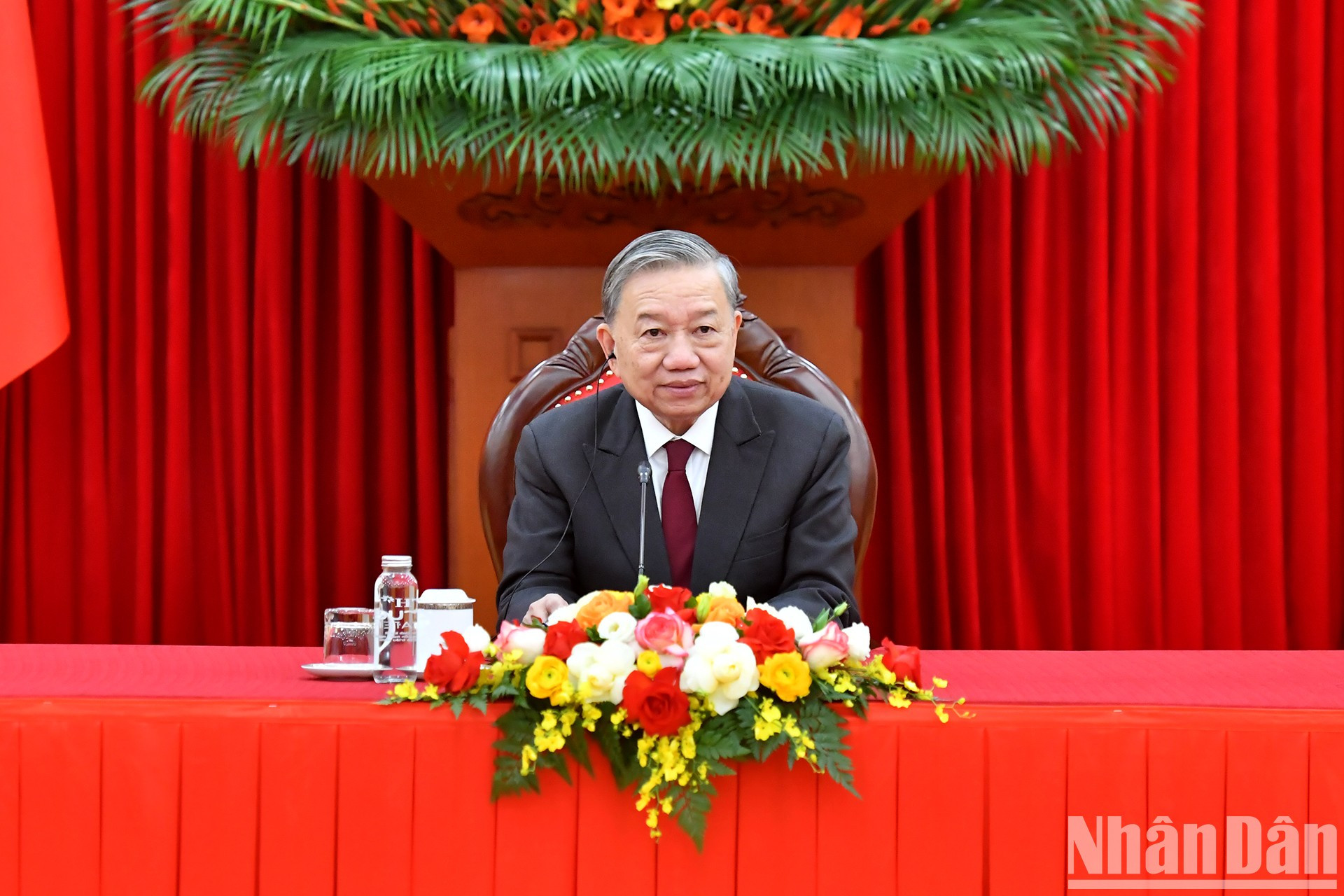 El secretario general del Partido Comunista de Vietnam, To Lam, mantiene una conversación telefónica con el máximo dirigente del Partido de Acción Popular y primer ministro de Singapur, Lawrence Wong. El secretario general del Partido Comunista de Vietnam, To Lam, mantiene una conversación telefónica con el máximo dirigente del Partido de Acción Popular y primer ministro de Singapur, Lawrence Wong.