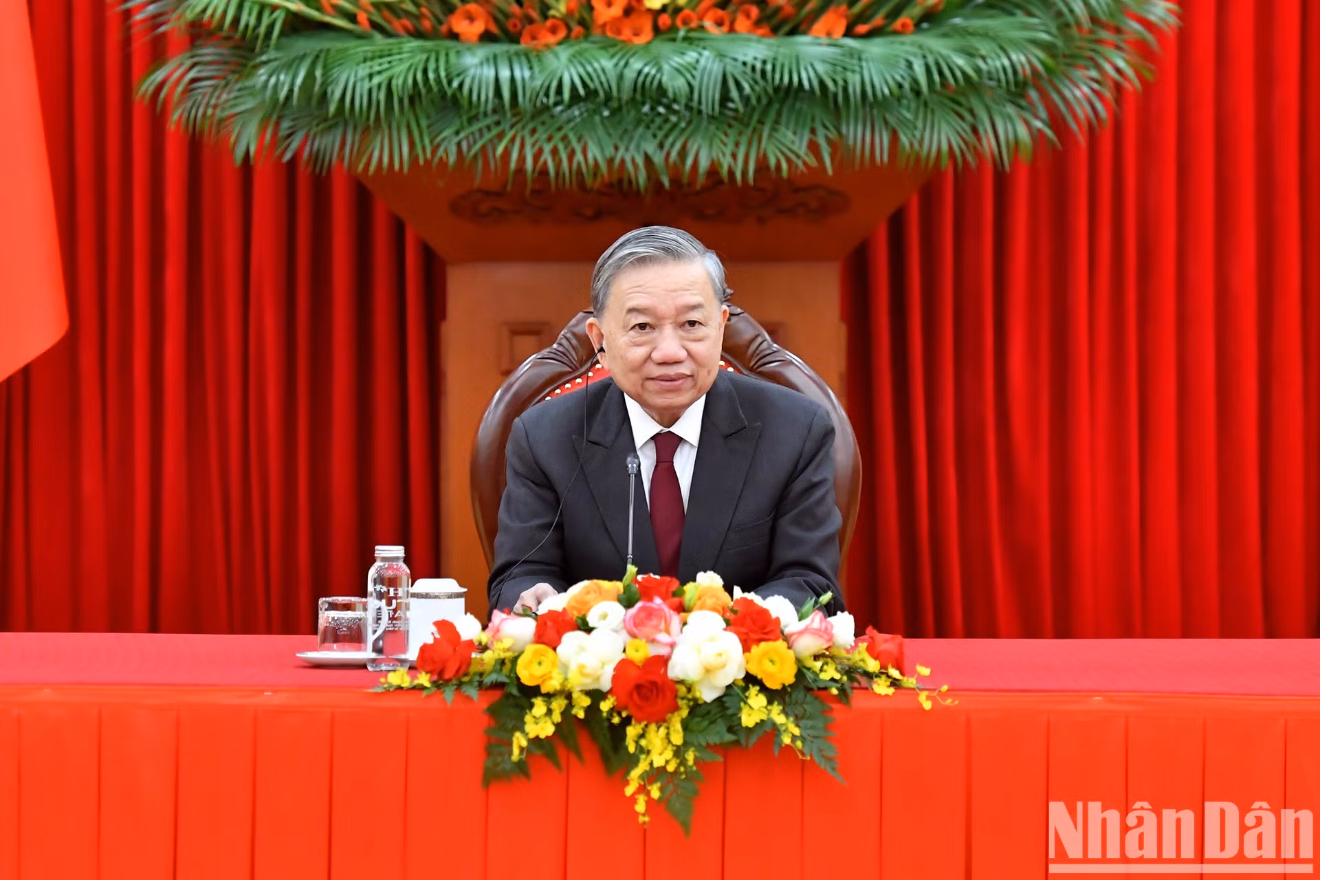 El secretario general del Partido Comunista de Vietnam, To Lam, mantiene una conversación telefónica con el máximo dirigente del Partido de Acción Popular y primer ministro de Singapur, Lawrence Wong.