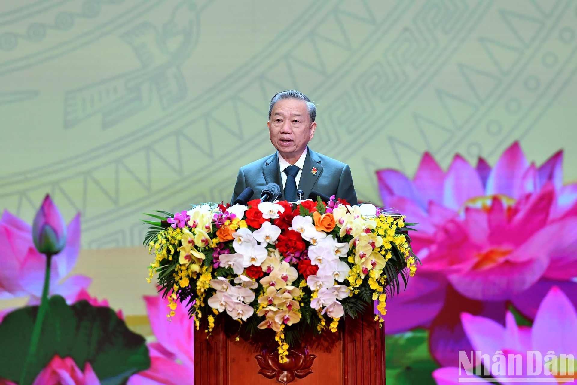 El secretario general del Partido Comunista de Vietnam, To Lam, y también secretario de la Comisión Militar Central, pronuncia el discurso conmemorativo. El secretario general del Partido Comunista de Vietnam, To Lam, y también secretario de la Comisión Militar Central, pronuncia el discurso conmemorativo.