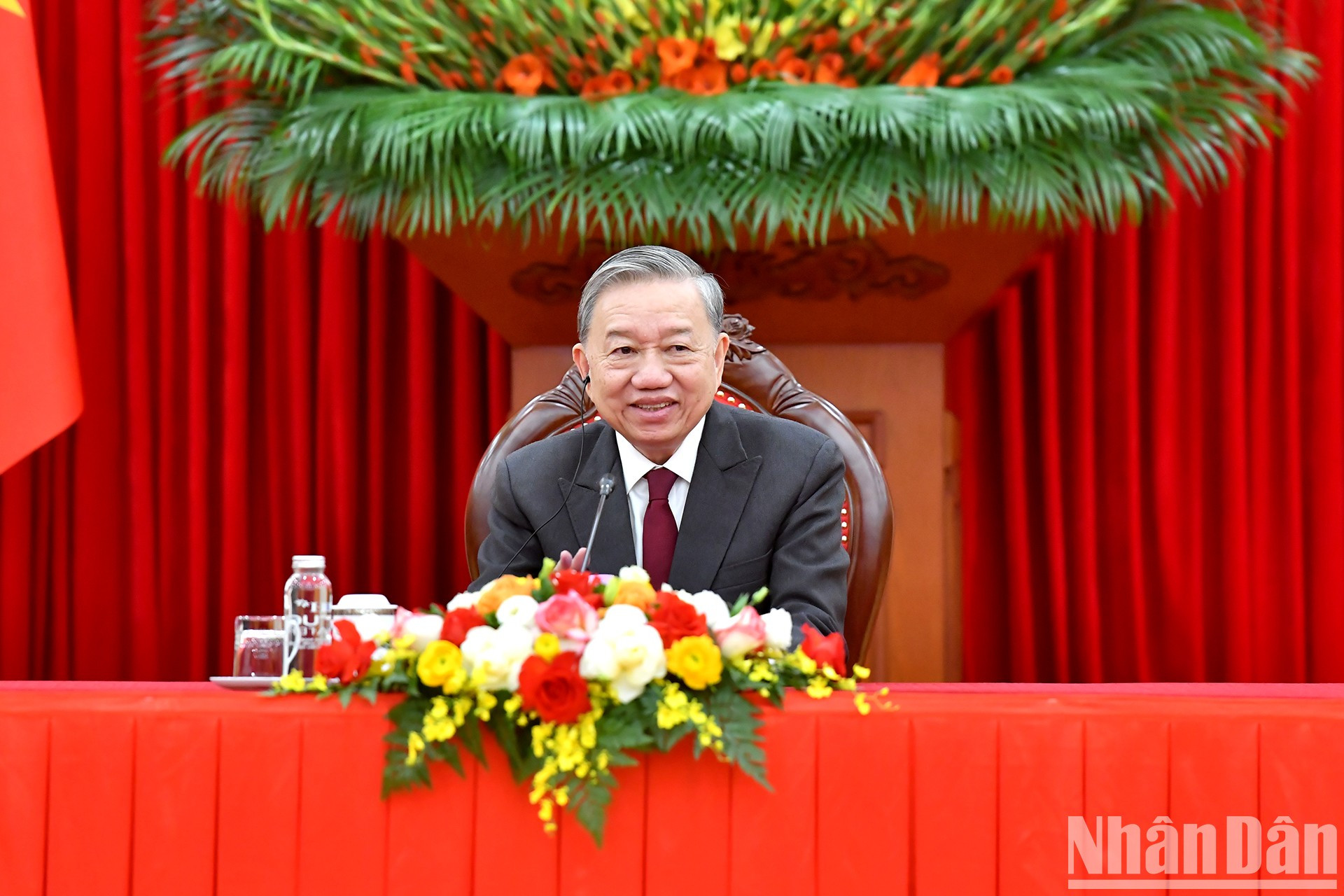 El secretario general del Partido Comunista de Vietnam, To Lam, mantiene una conversación telefónica con el máximo dirigente del Partido de Acción Popular y primer ministro de Singapur, Lawrence Wong. El secretario general del Partido Comunista de Vietnam, To Lam, mantiene una conversación telefónica con el máximo dirigente del Partido de Acción Popular y primer ministro de Singapur, Lawrence Wong.