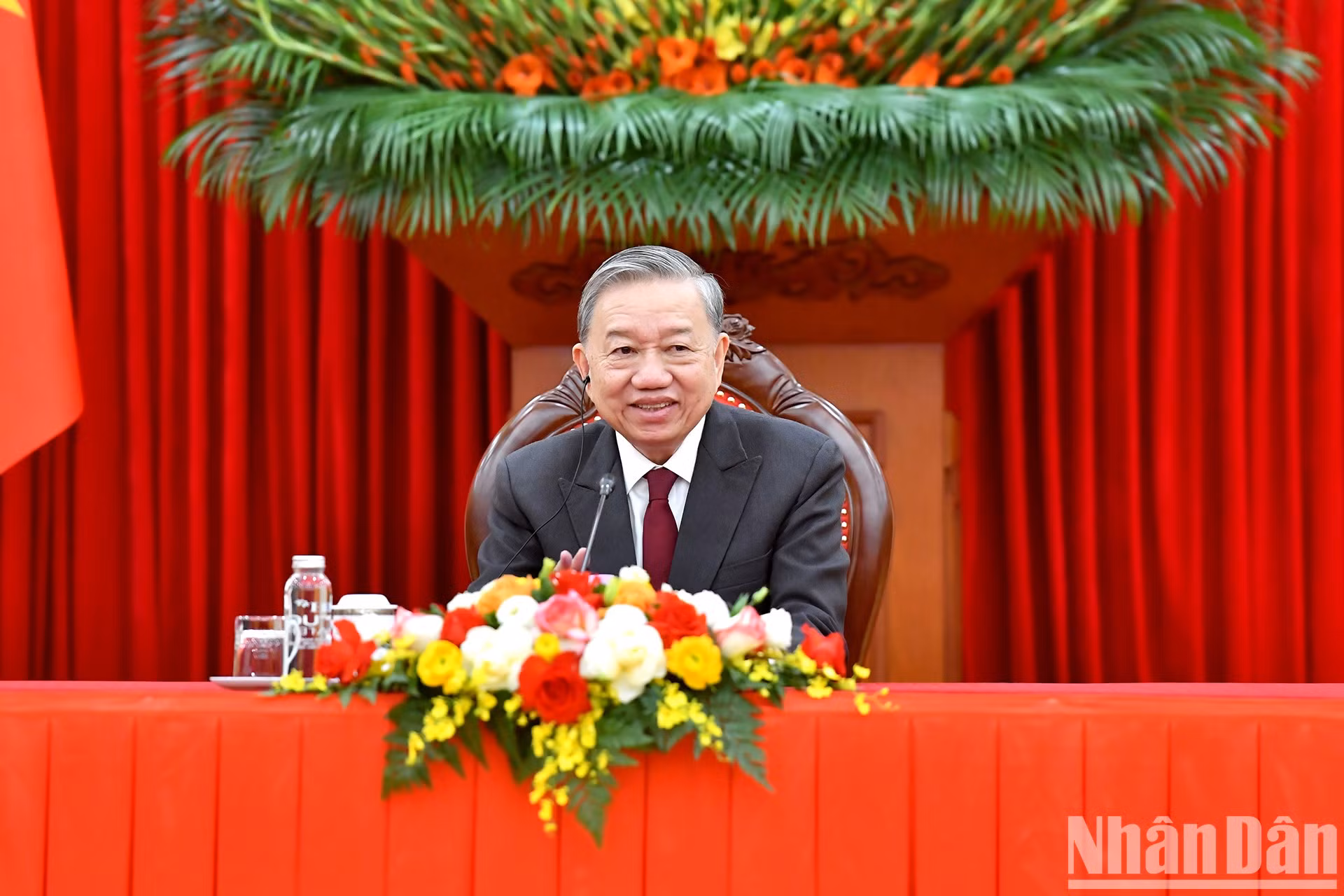 El secretario general del Partido Comunista de Vietnam, To Lam, mantiene una conversación telefónica con el máximo dirigente del Partido de Acción Popular y primer ministro de Singapur, Lawrence Wong.