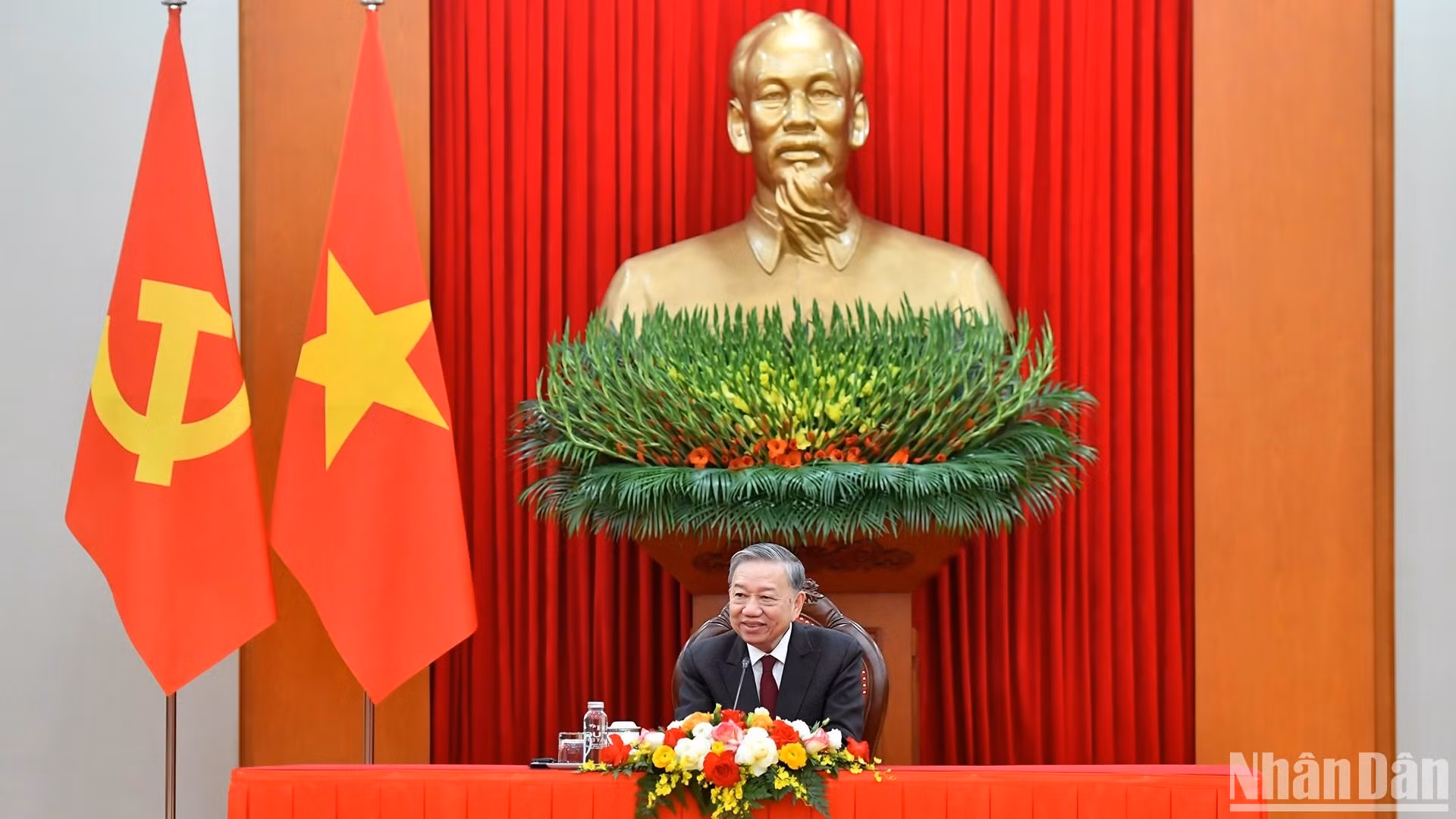 [Foto] Líder partidista vietnamita mantiene conversación telefónica con secretario general del Partido de Acción Popular y primer ministro de Singapur