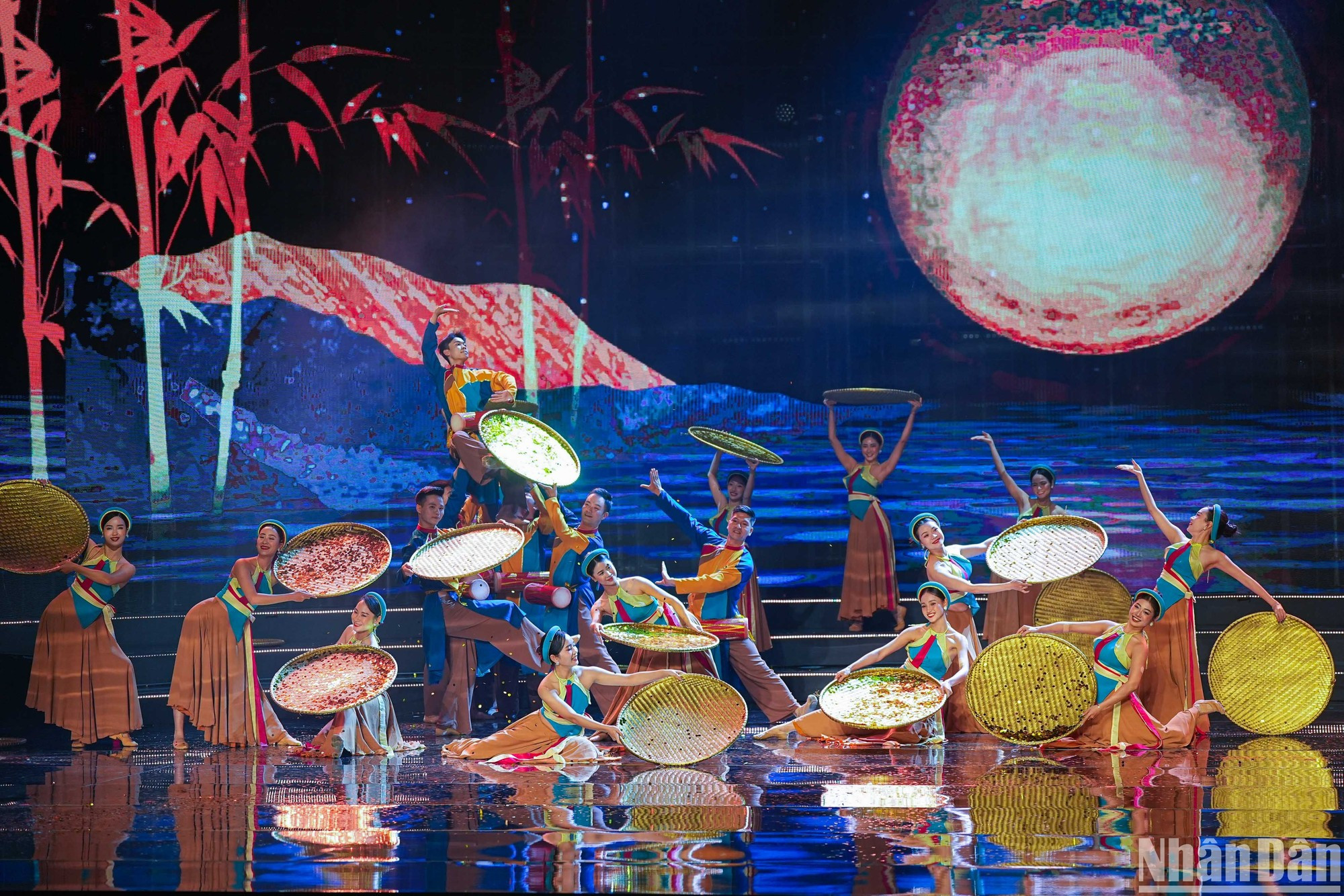 Una actuación artística en el evento.