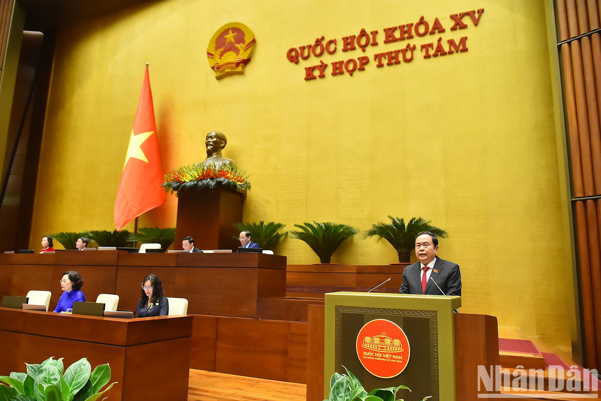 El presidente del Parlamento vietnamita, Tran Thanh Man, expresa su convicción de que la sesión de interpelación se desarrollará de manera vibrante, democrática y constructiva, con mucha información que refleje la coyuntura actual, además de presentar las propuestas y recomendaciones para el Gobierno en la dirección, gestión, operación y superación de limitaciones y dificultades en la práctica.