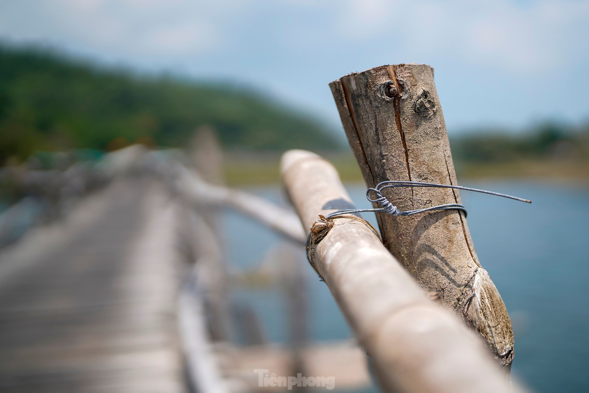 A finales de agosto y principios de septiembre, el puente sufre graves daños debido a las fuertes lluvias e inundaciones.