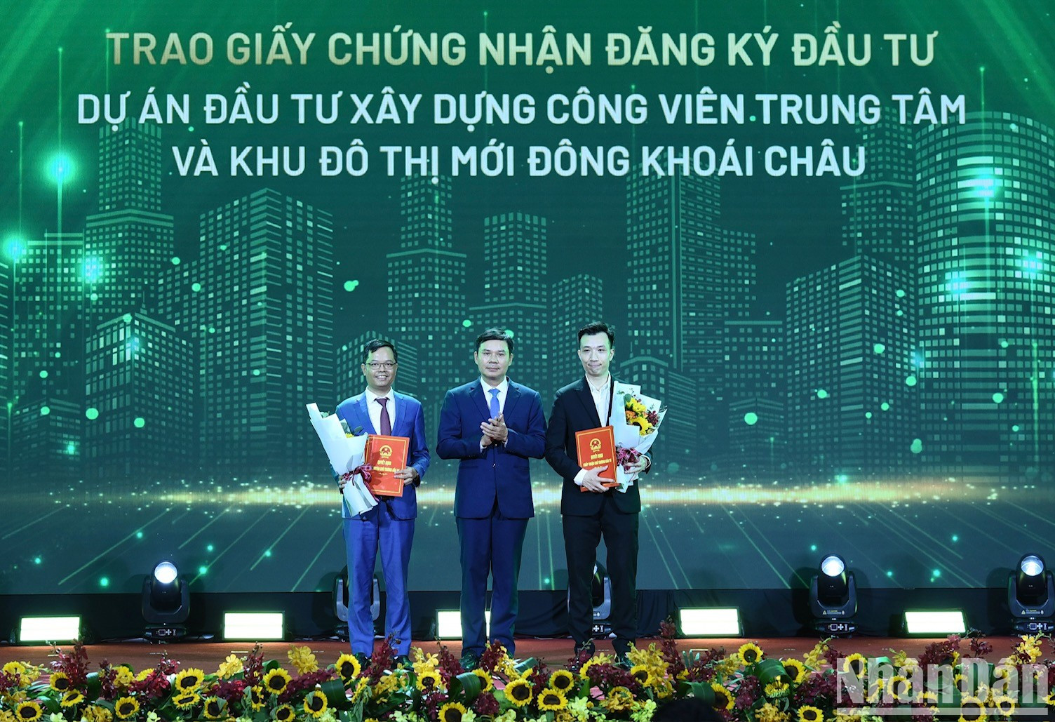 Autoridades locales entregan certificados de registro de inversiones a empresas. Autoridades locales entregan certificados de registro de inversiones a empresas.