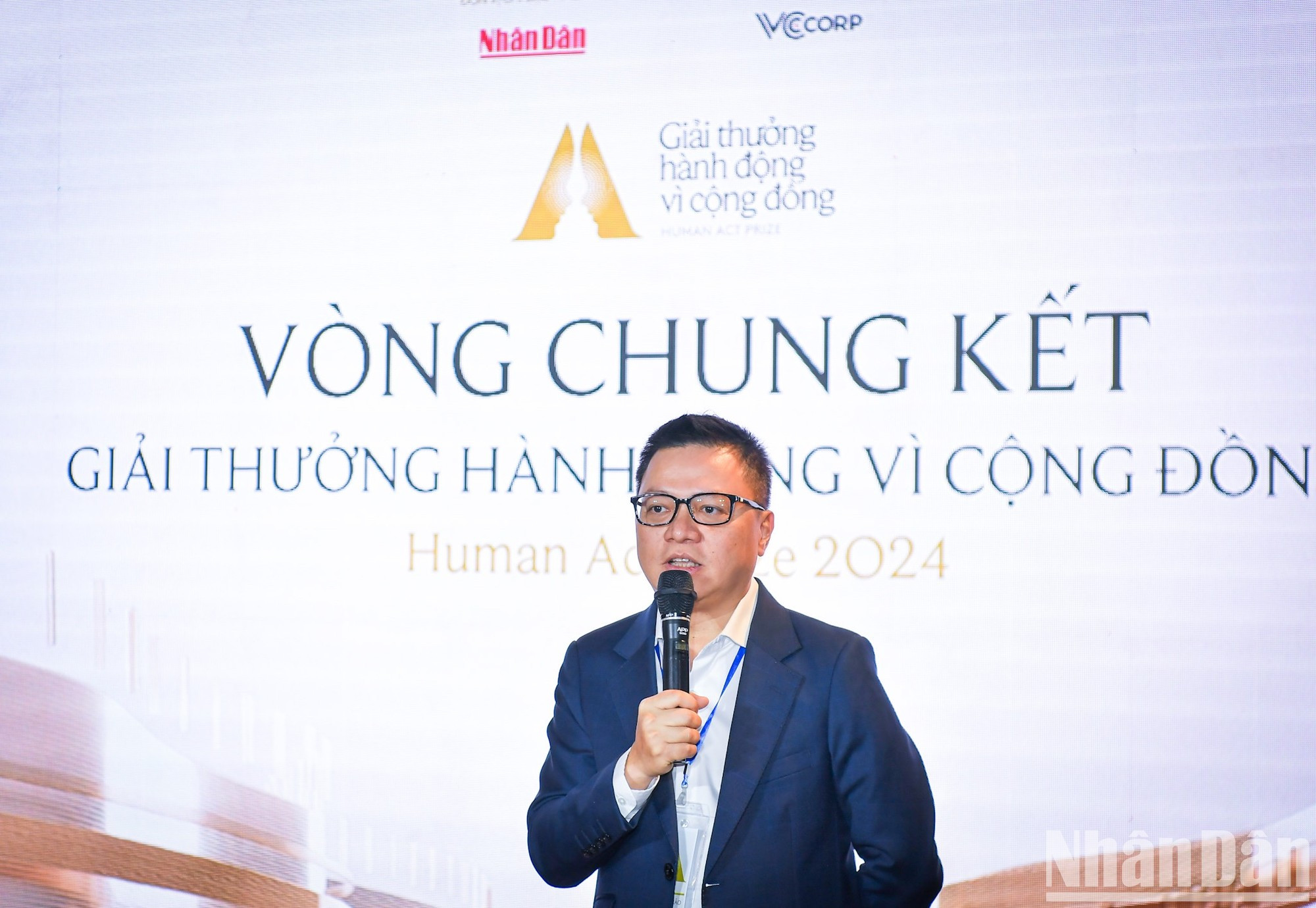 Le Quoc Minh, miembro del Comité Central del Partido, presidente-editor del periódico Nhan Dan (Pueblo), subjefe de la Comisión de Comunicación y Educación del Partido, presidente de la Asociación de Periodistas de Vietnam y jefe del Comité Organizador del Premio, pronuncia un discurso de apertura.