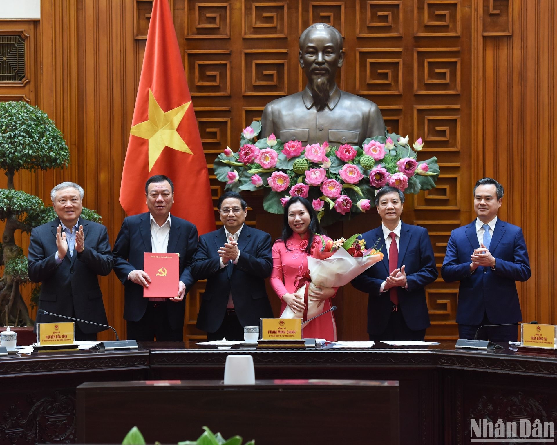 El secretario del Comité del Partido Comunista de Vietnam en el Gobierno, el primer ministro Pham Minh Chinh y el subsecretario ejecutivo del Comité del Partido del Gobierno y viceprimer ministro ejecutivo, Nguyen Hoa Binh, entregan la Decisión al Comité de Inspección del Comité del Partido del Gobierno para el período 2020-2025.