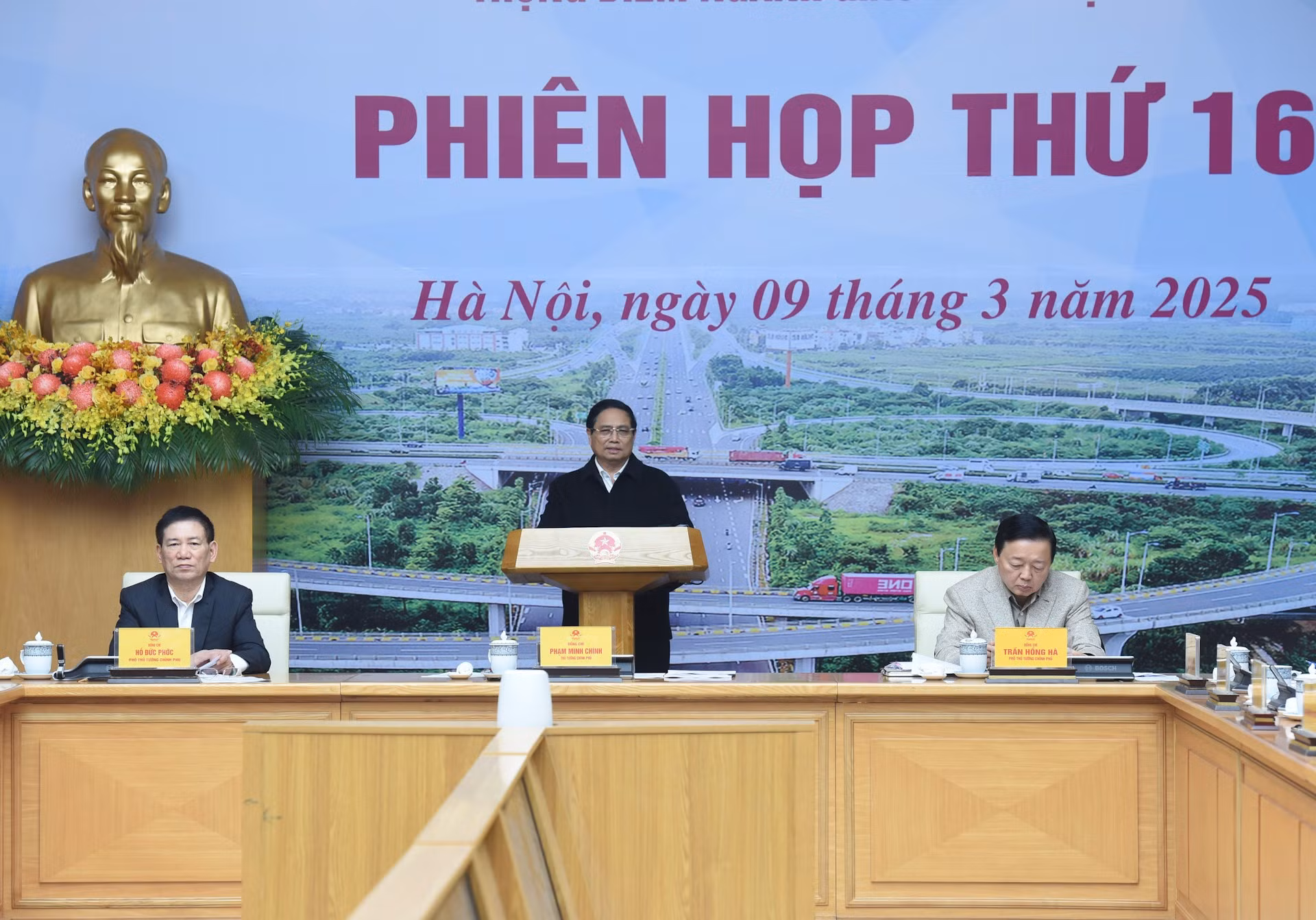 El premier vietnamita, Pham Minh Chinh, preside la reunión.