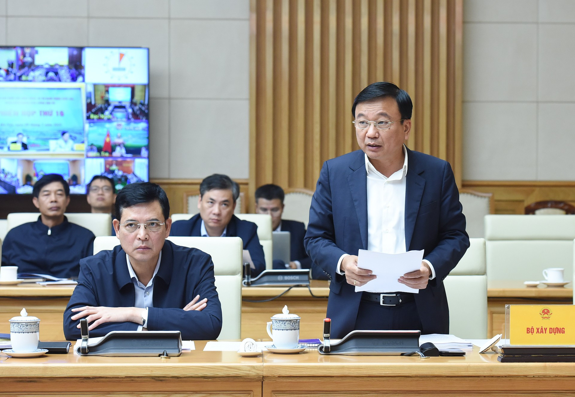 El viceministro de Construcción, Nguyen Danh Huy, informa sobre el estado de la construcción de proyectos de transporte clave. El viceministro de Construcción, Nguyen Danh Huy, informa sobre el estado de la construcción de proyectos de transporte clave.