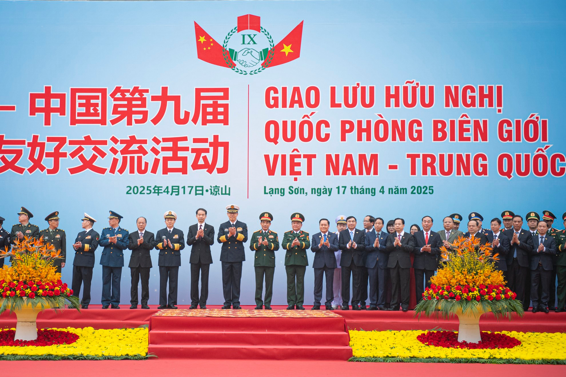 Las dos delegaciones se toman una foto del recuerdo.