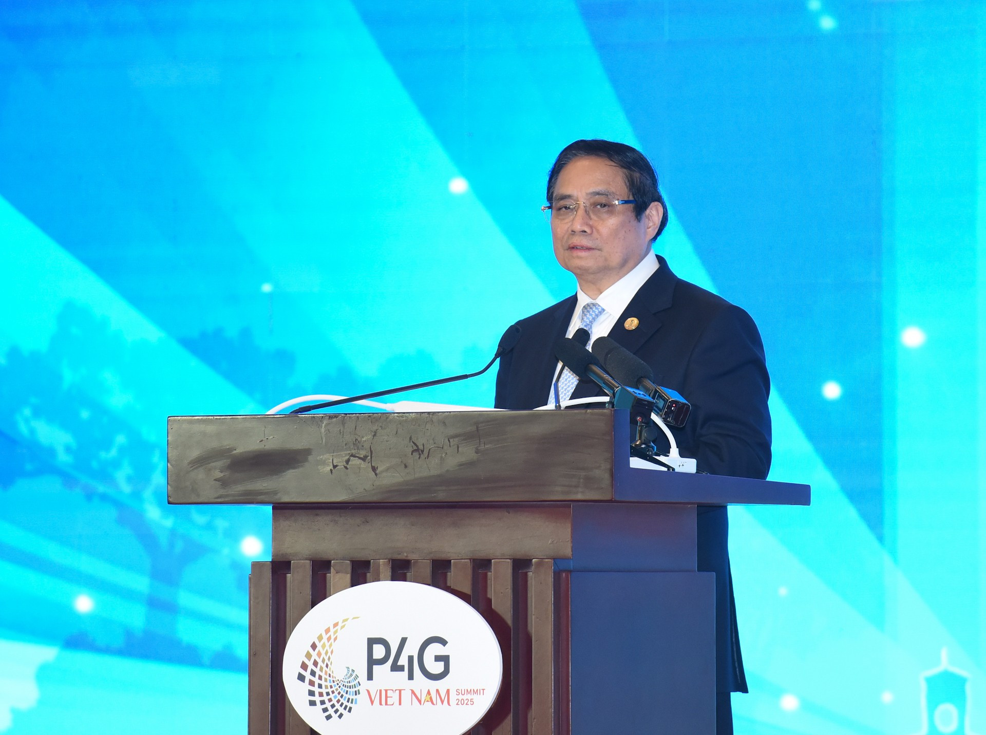 El primer ministro de Vietnam, Pham Minh Chinh, pronuncia el discurso de clausura. El primer ministro de Vietnam, Pham Minh Chinh, pronuncia el discurso de clausura.
