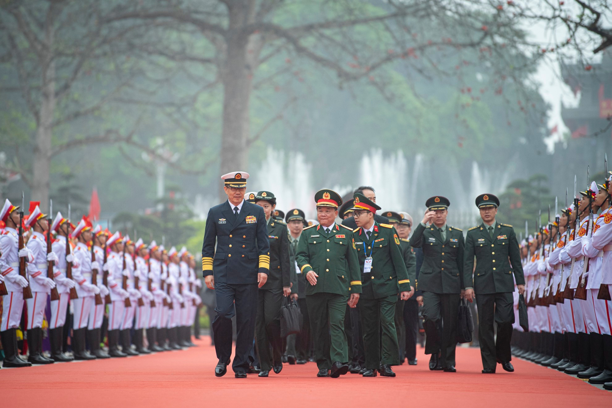 El teniente general Hoang Xuan Chien y la delegación del Ministerio de Defensa de China en la Puerta Fronteriza Internacional de Huu Nghi.