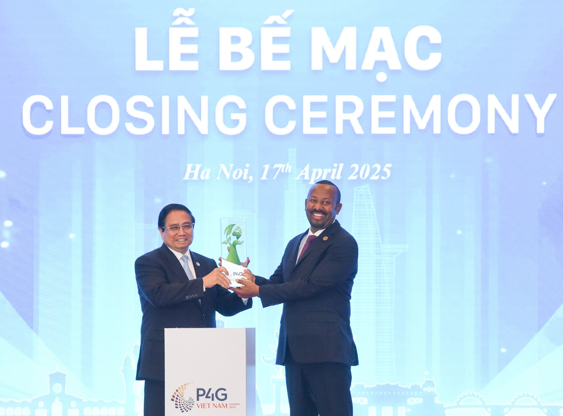 El primer ministro de Vietnam, Pham Minh Chinh y su similar etíope, Abiy Ahmed Ali, realizan la transferencia del papel de anfitrión de la próxima edición, que tendrá lugar en 2027. El primer ministro de Vietnam, Pham Minh Chinh y su similar etíope, Abiy Ahmed Ali, realizan la transferencia del papel de anfitrión de la próxima edición, que tendrá lugar en 2027.