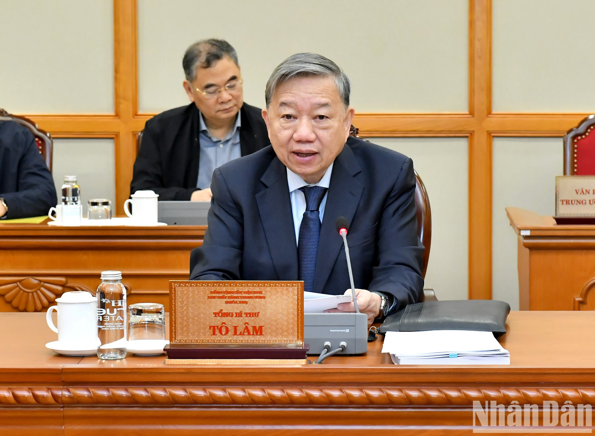 El secretario general del Partido Comunista de Vietnam, To Lam, y también jefe del Comité Directivo Nacional, pronuncia un discurso en la reunión.