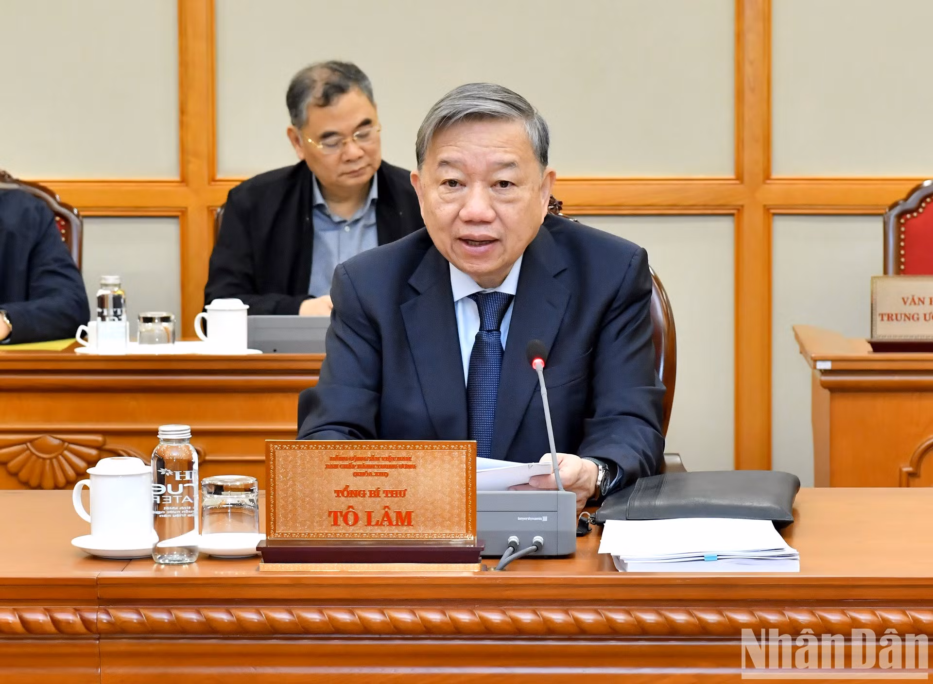 El secretario general del Partido Comunista de Vietnam, To Lam, y también jefe del Comité Directivo Nacional, pronuncia un discurso en la reunión.