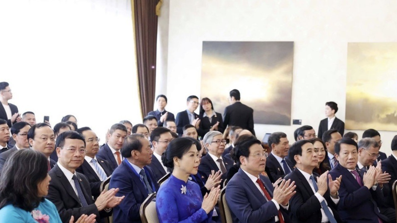 Ngo Phuong Ly, esposa del secretario general del Partido Comunista de Vietnam, To Lam y los delegados en la reunión. (Foto: Thong Nhat/VNA)