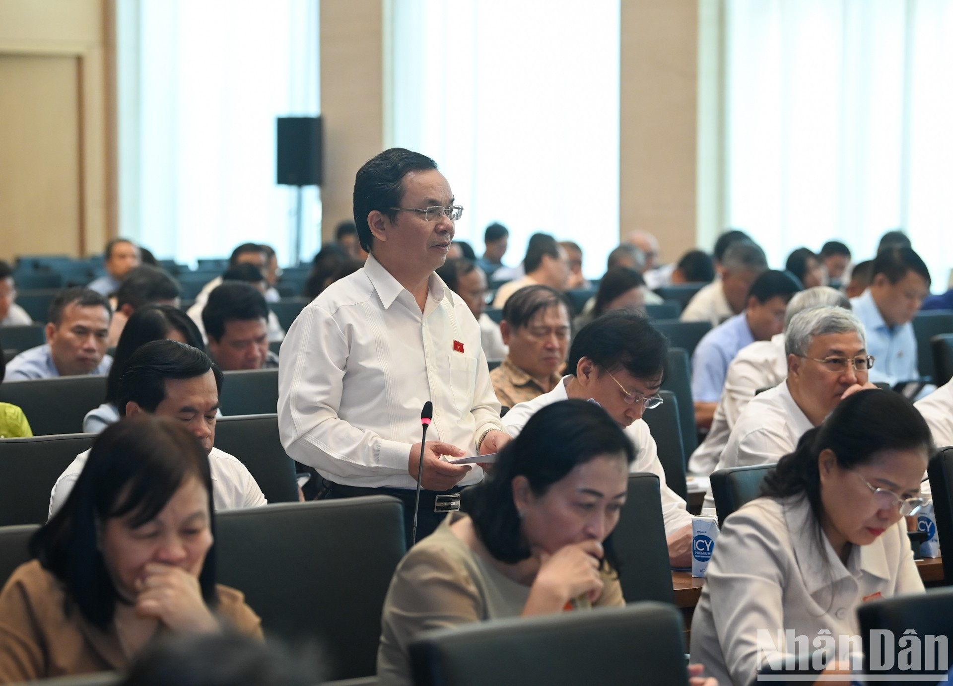 Diputado de Hanói, Hoang Van Cuong, habla en la cita. Diputado de Hanói, Hoang Van Cuong, habla en la cita.