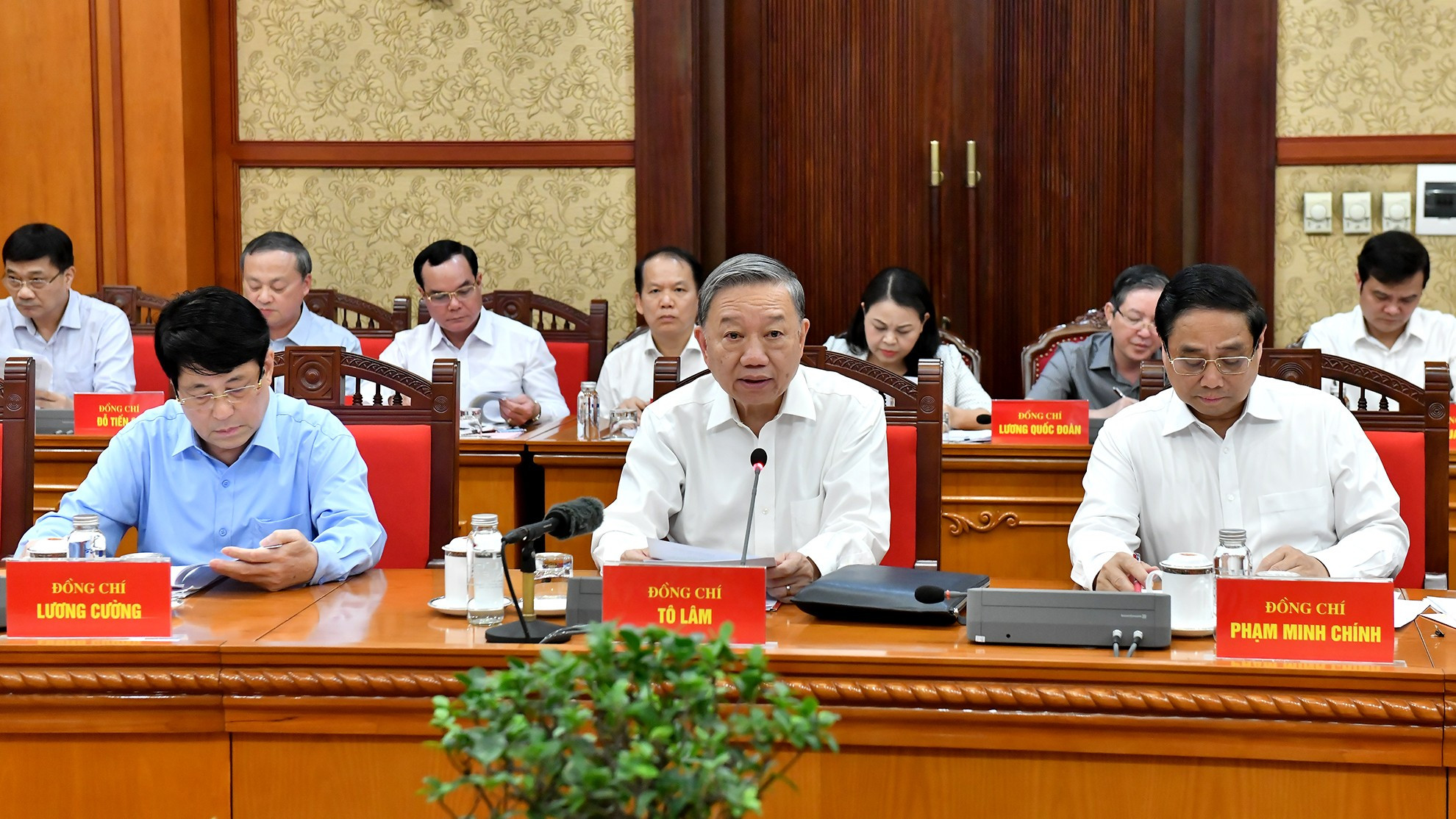 El secretario general del Partido Comunista y presidente de Vietnam, To Lam, preside la reunión. El secretario general del Partido Comunista y presidente de Vietnam, To Lam, preside la reunión.