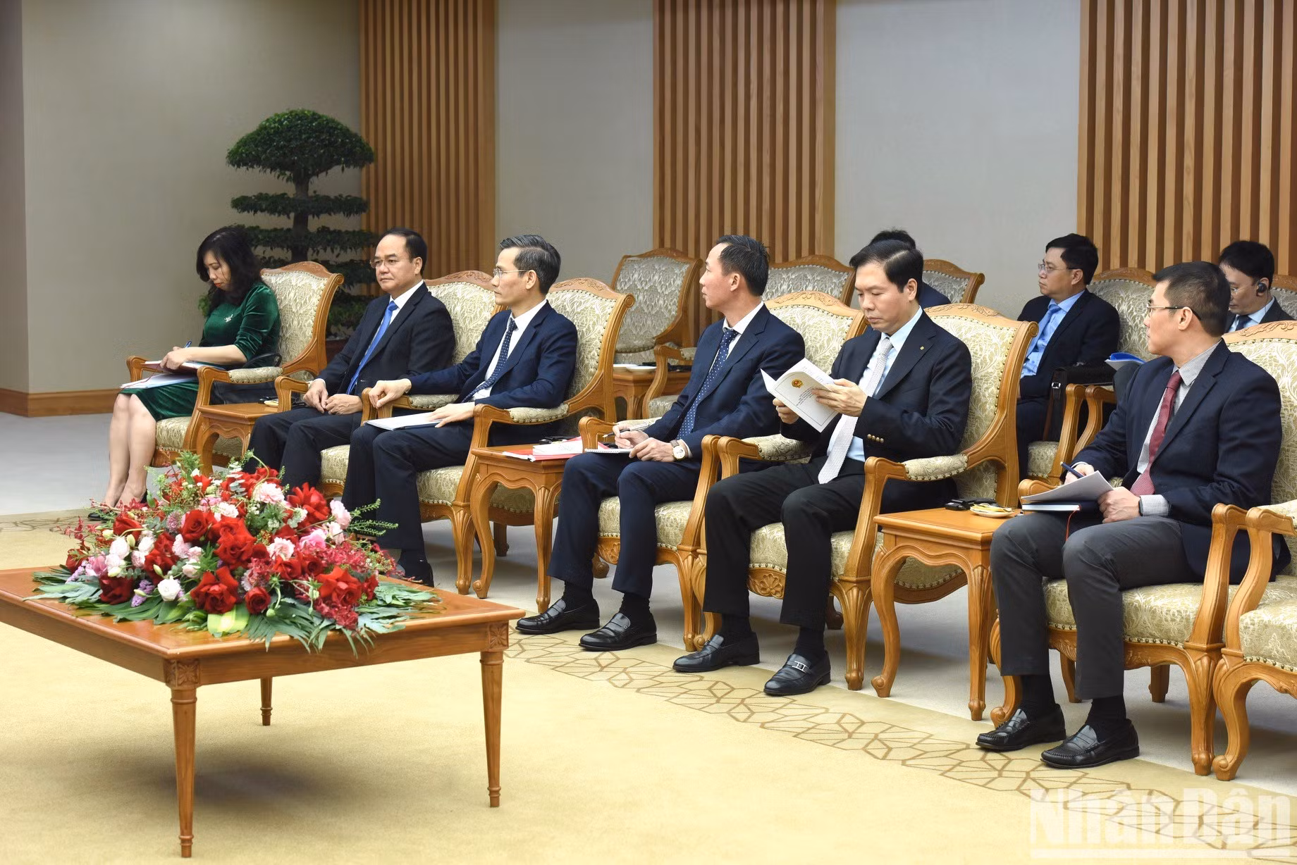 Representantes de los ministerios y agencias del gobierno vietnamita.