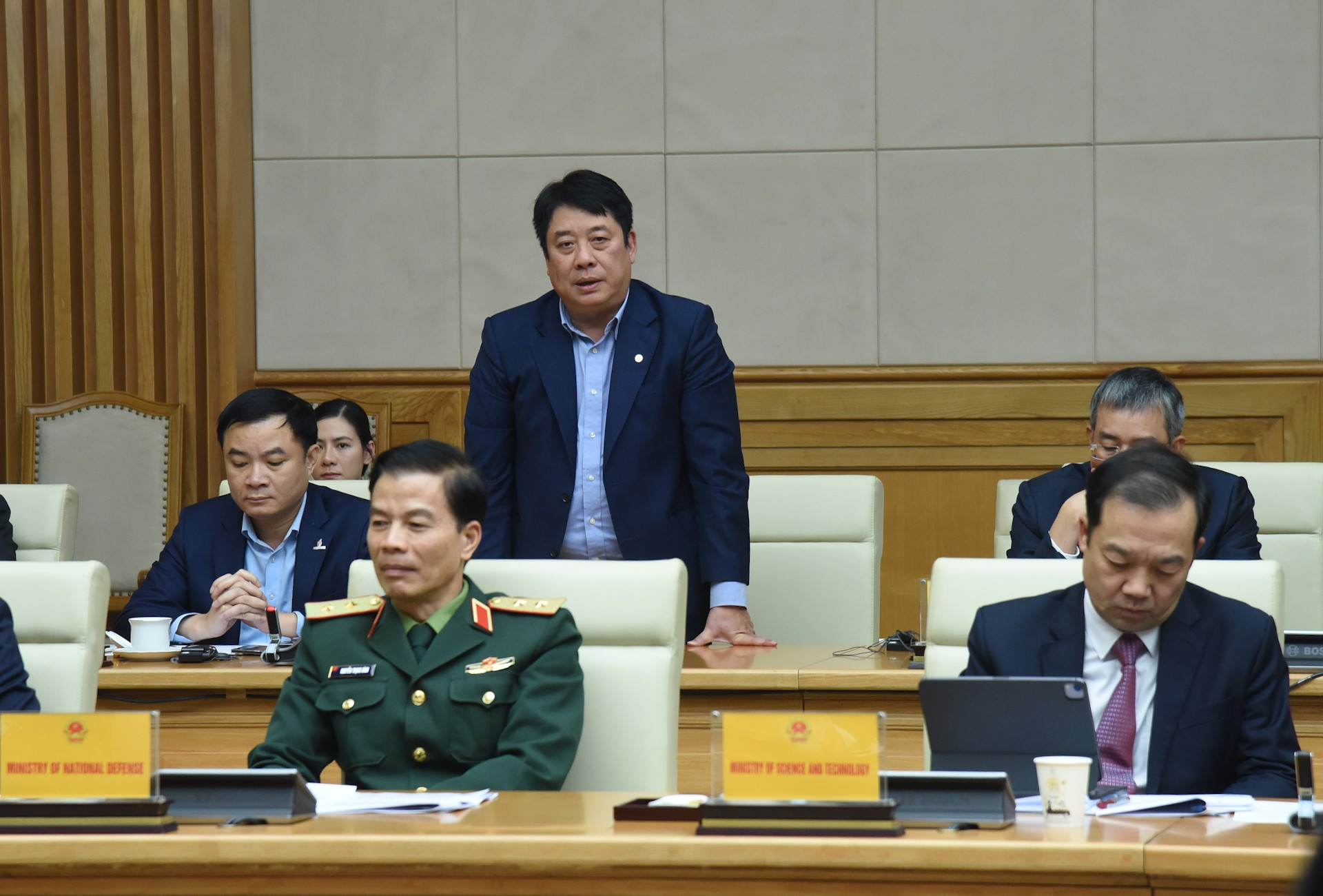 El director general de la Corporación de Electricidad de Vietnam, Nguyen Anh Tuan, expresa su opinión.