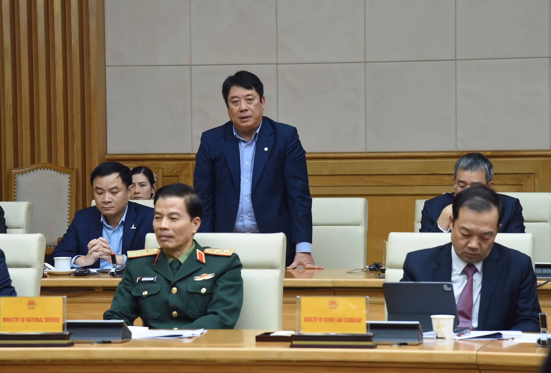 El director general de la Corporación de Electricidad de Vietnam, Nguyen Anh Tuan, expresa su opinión.