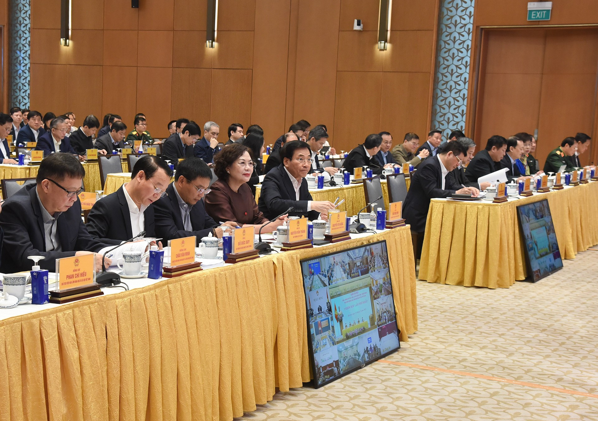 Dirigentes y delegados en la reunión. Dirigentes y delegados en la reunión.