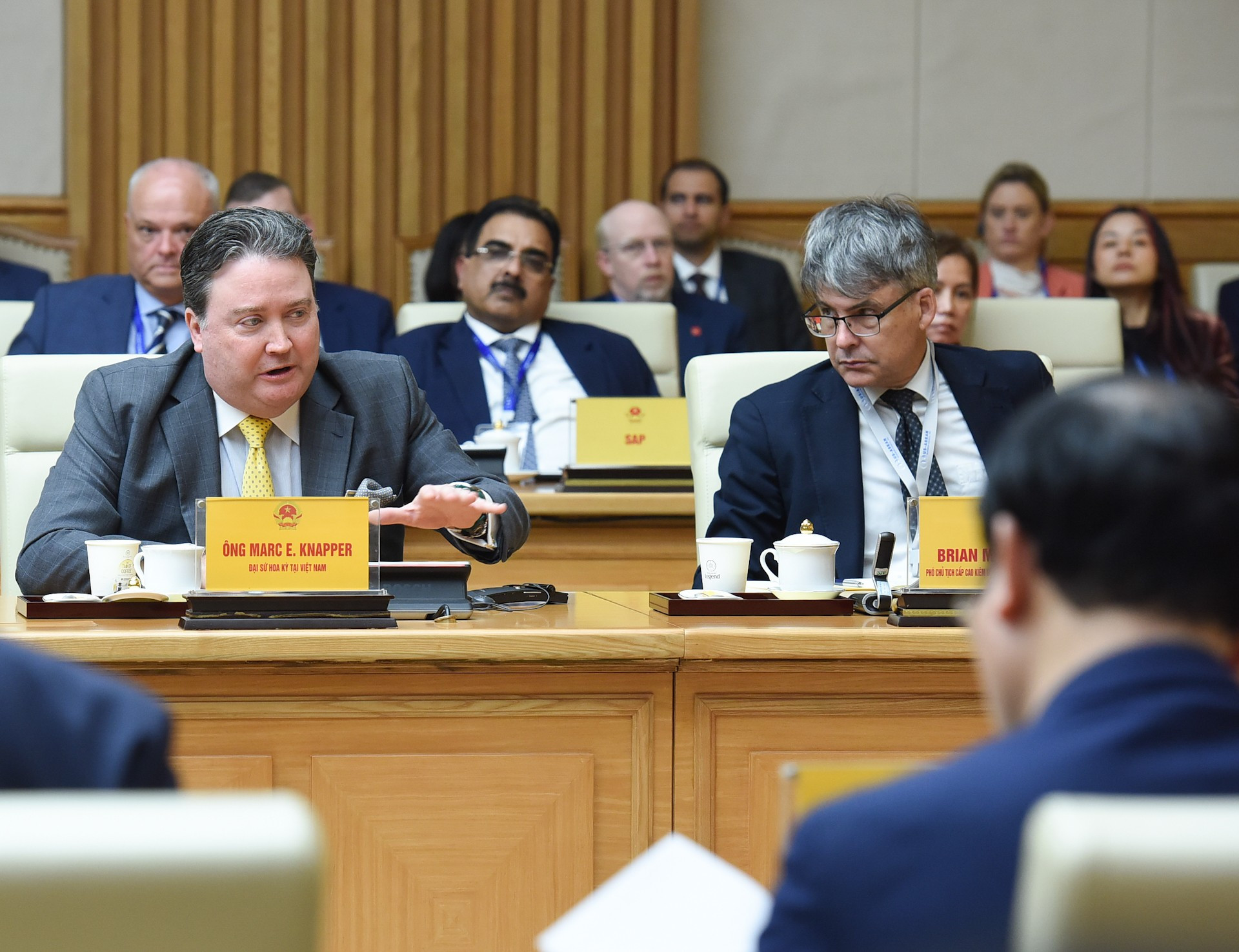 El embajador de Estados Unidos en Hanói, Marc Knapper, interviene en el evento.