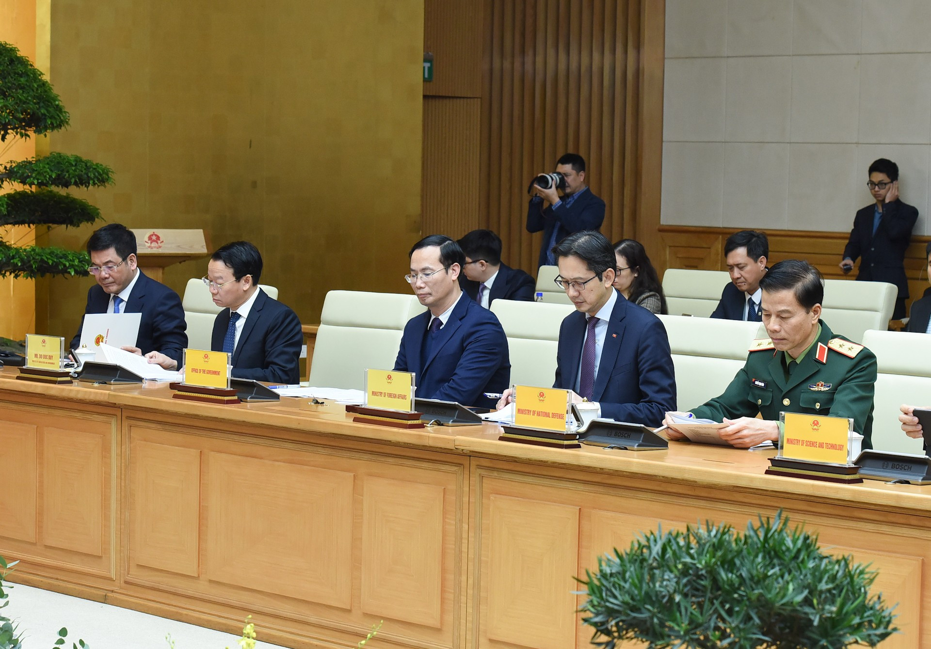 Representantes de ministerios, departamentos y sectores del Gobierno vietnamita.